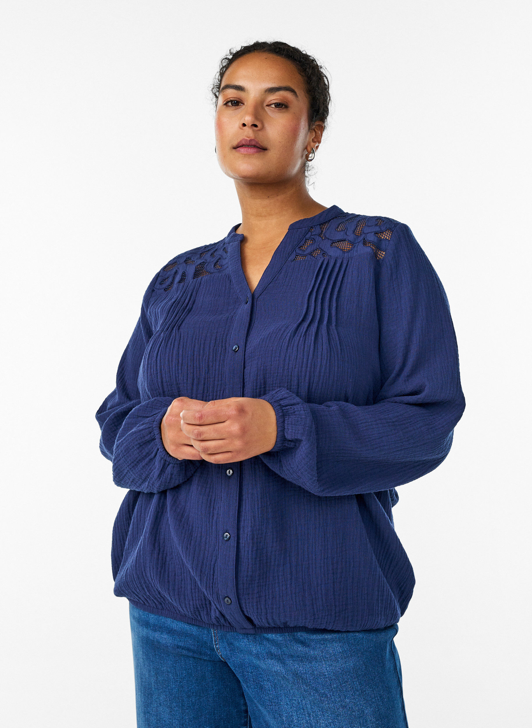 Zizzi Bluse aus Baumwoll-Musselin mit bestickten Details, Blau, Model image number 0