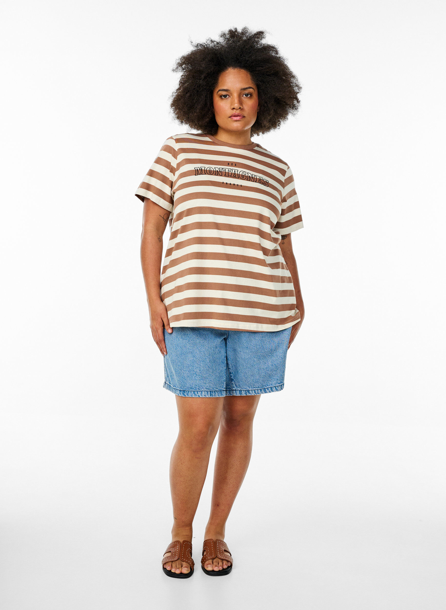 Zizzi T-Shirt aus Bio-Baumwolle mit Streifen und Text, Braun, Model image number 1