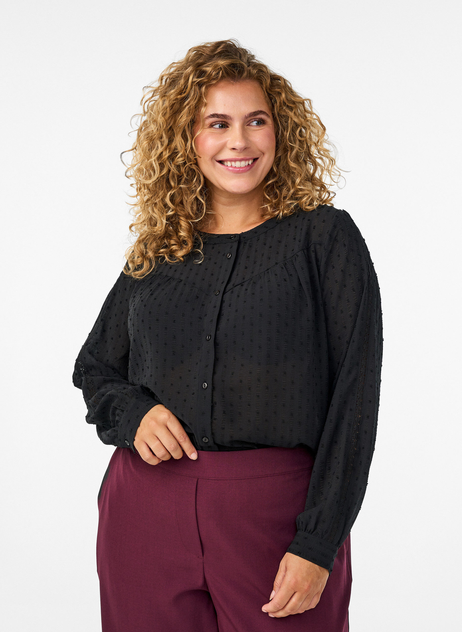 Zizzi Bluse mit strukturiertem Punktemuster und Stickereidetails, Schwarz, Model image number 0