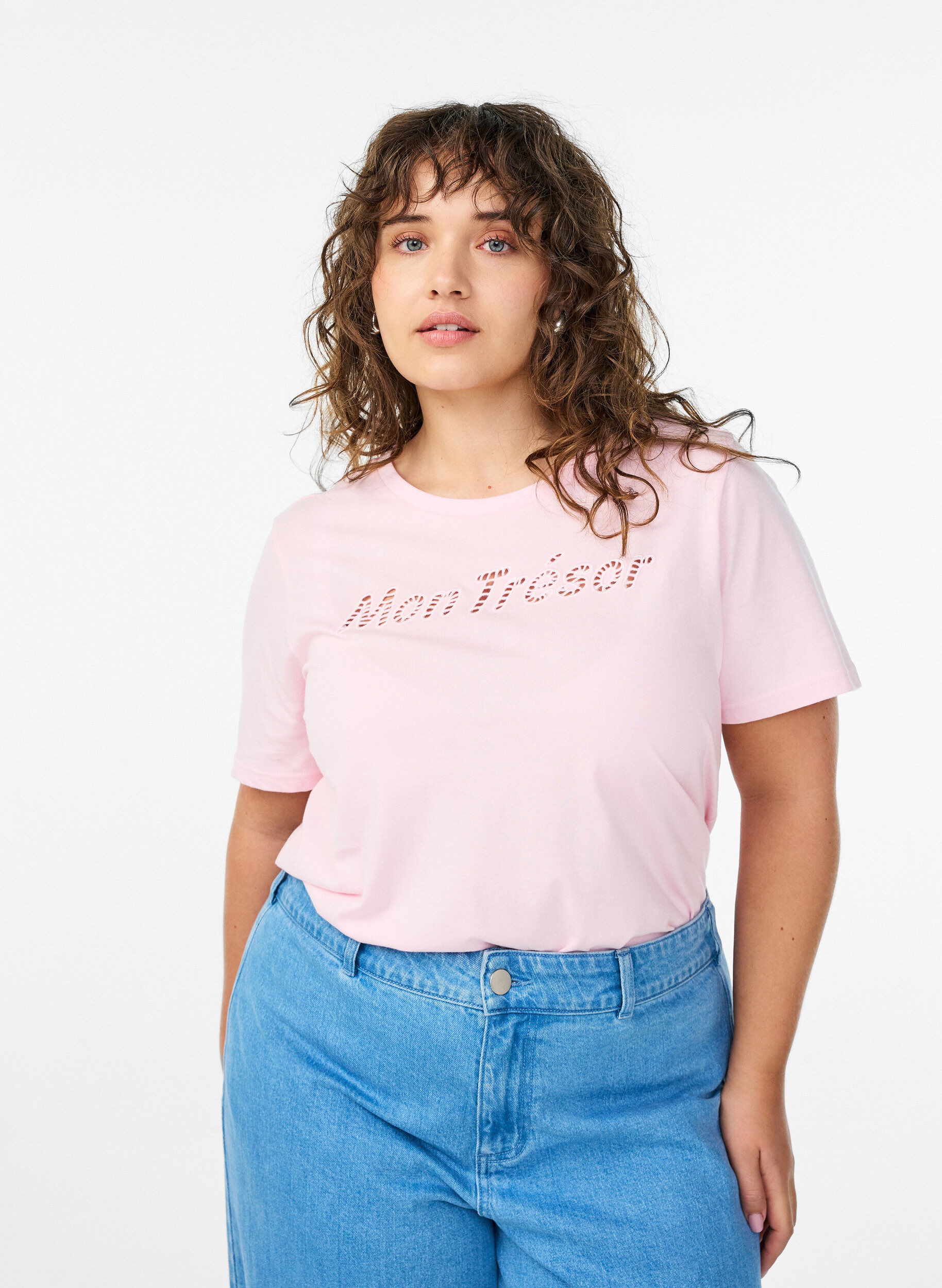 Zizzi T-Shirt aus Baumwolle mit dekorativem Frontdetail, Pink, Model image number 0