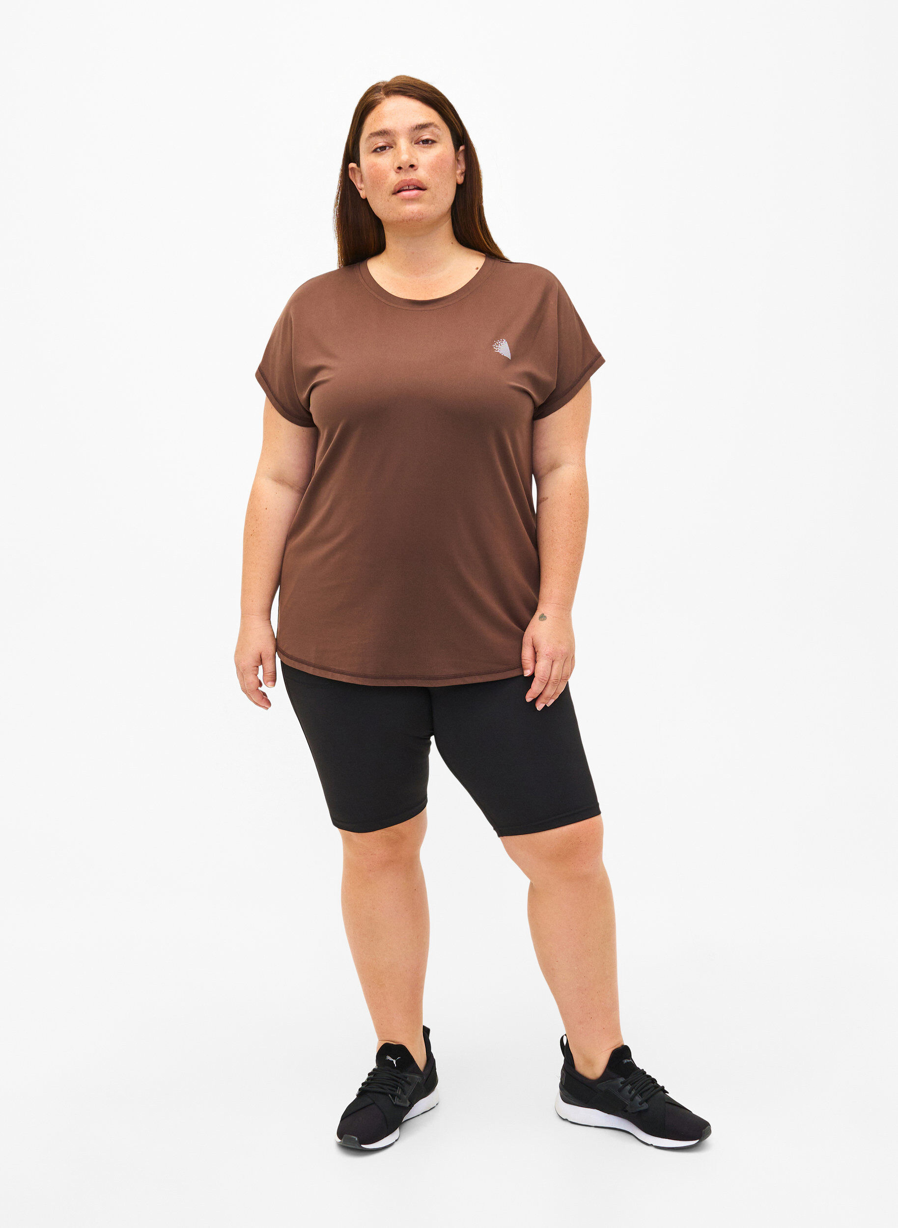 Zizzi Eng anliegende Trainingsshorts mit Taschen, Schwarz, Model image number 1