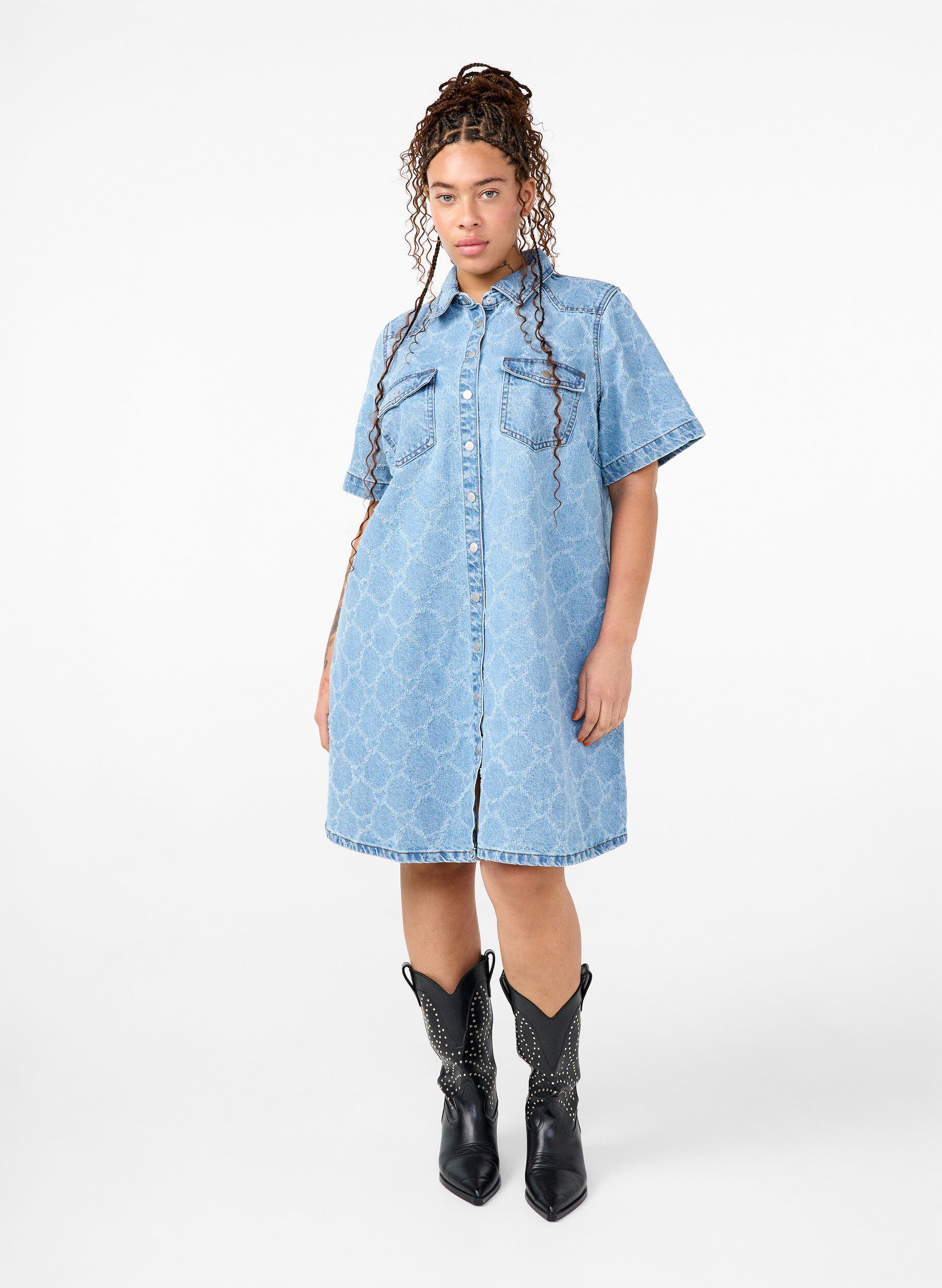 Zizzi Denim-Kleid mit Destroyed-Muster und kurzen &Auml;rmeln, Blue Denim, Model image number 2