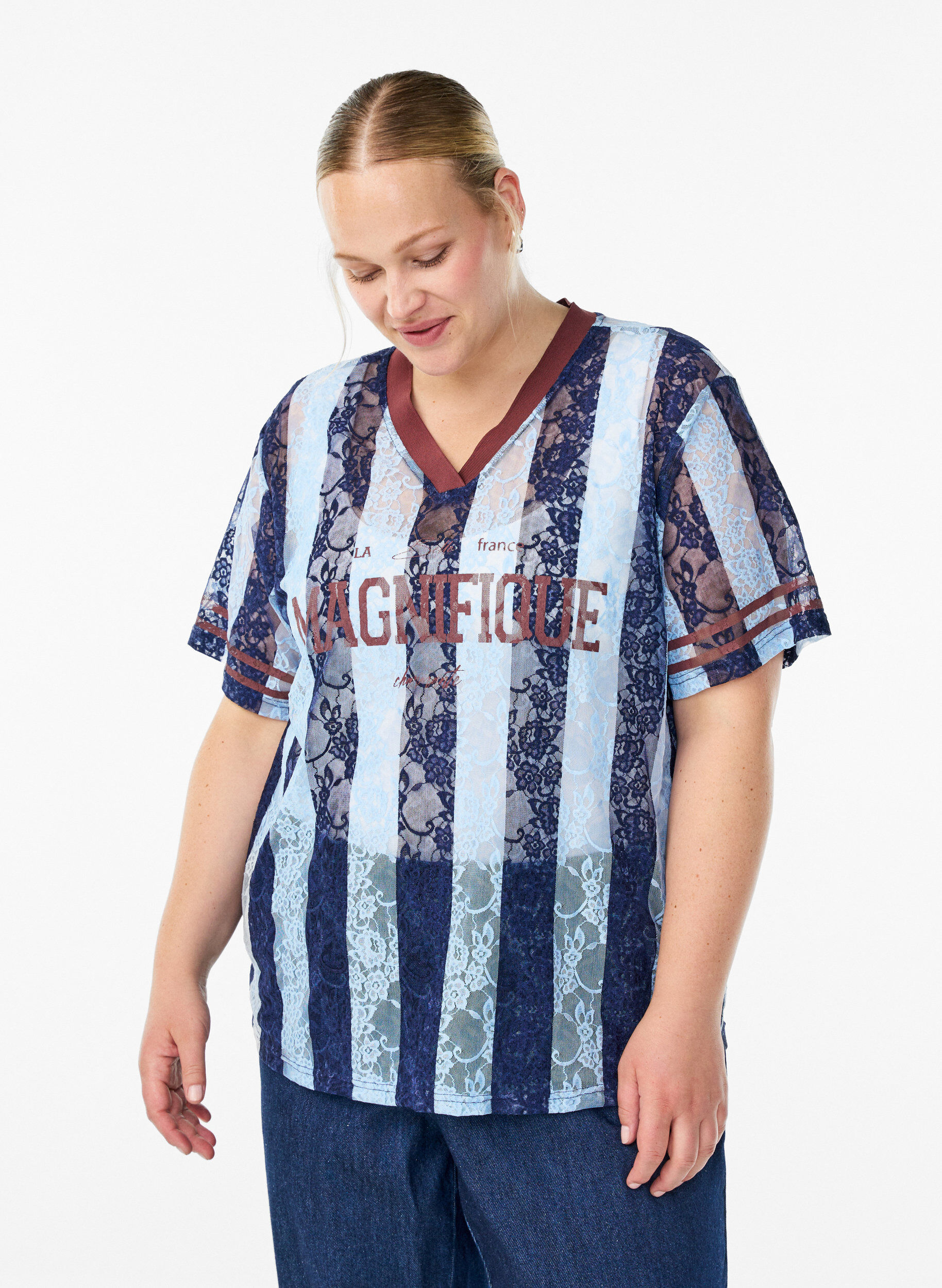 Zizzi Bluse mit Spitzendetails und Statement-Print, Blau, Model image number 0