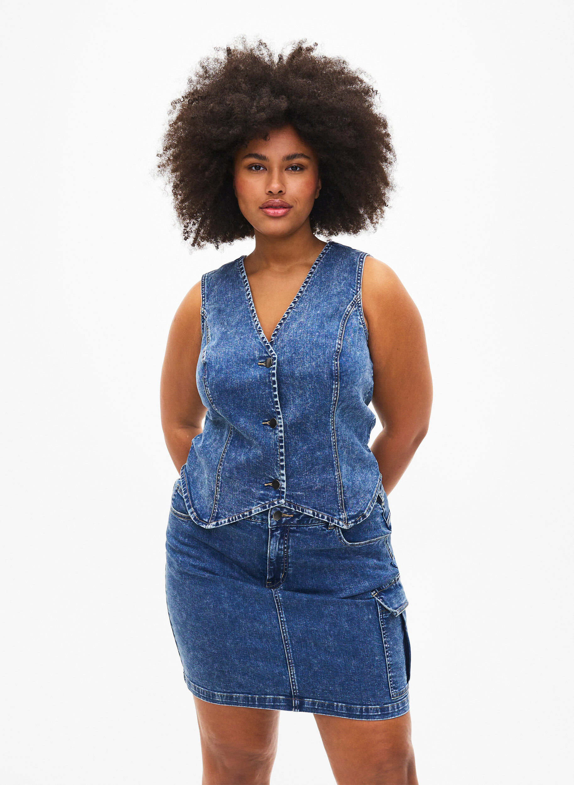 Zizzi Schmal geschnittene Denim-Weste mit Kn&ouml;pfen, Blue Denim, Model image number 2