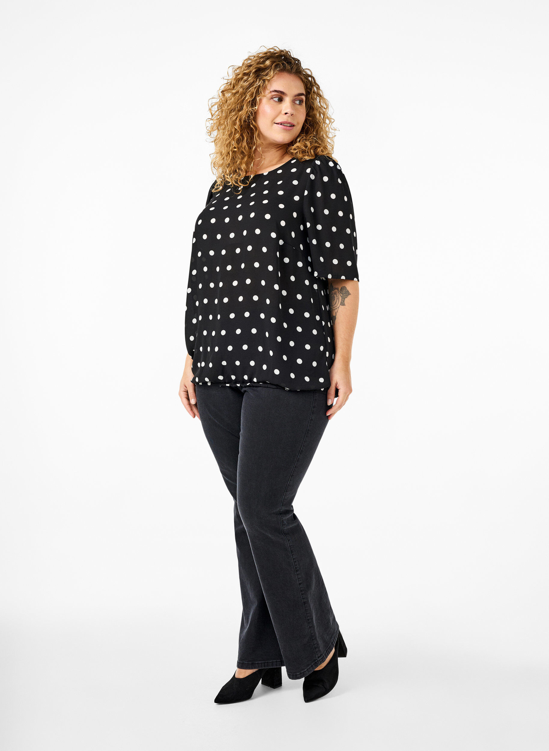 Zizzi Gepunktete Bluse mit kurzen &Auml;rmeln, Black W. White Dot, Model image number 2