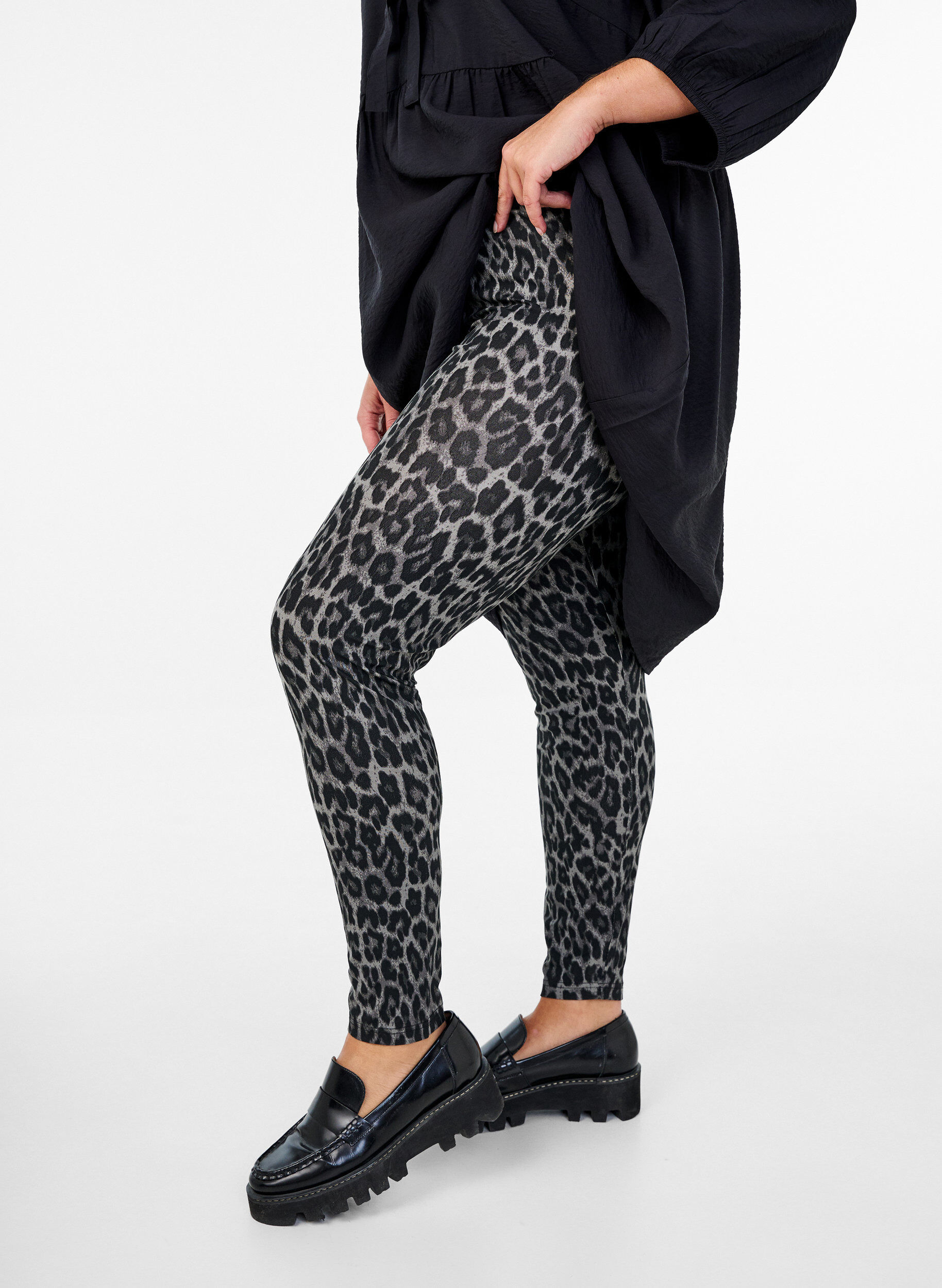 Zizzi Leggings aus Viskose mit Zebraprint, Grau, Model image number 0