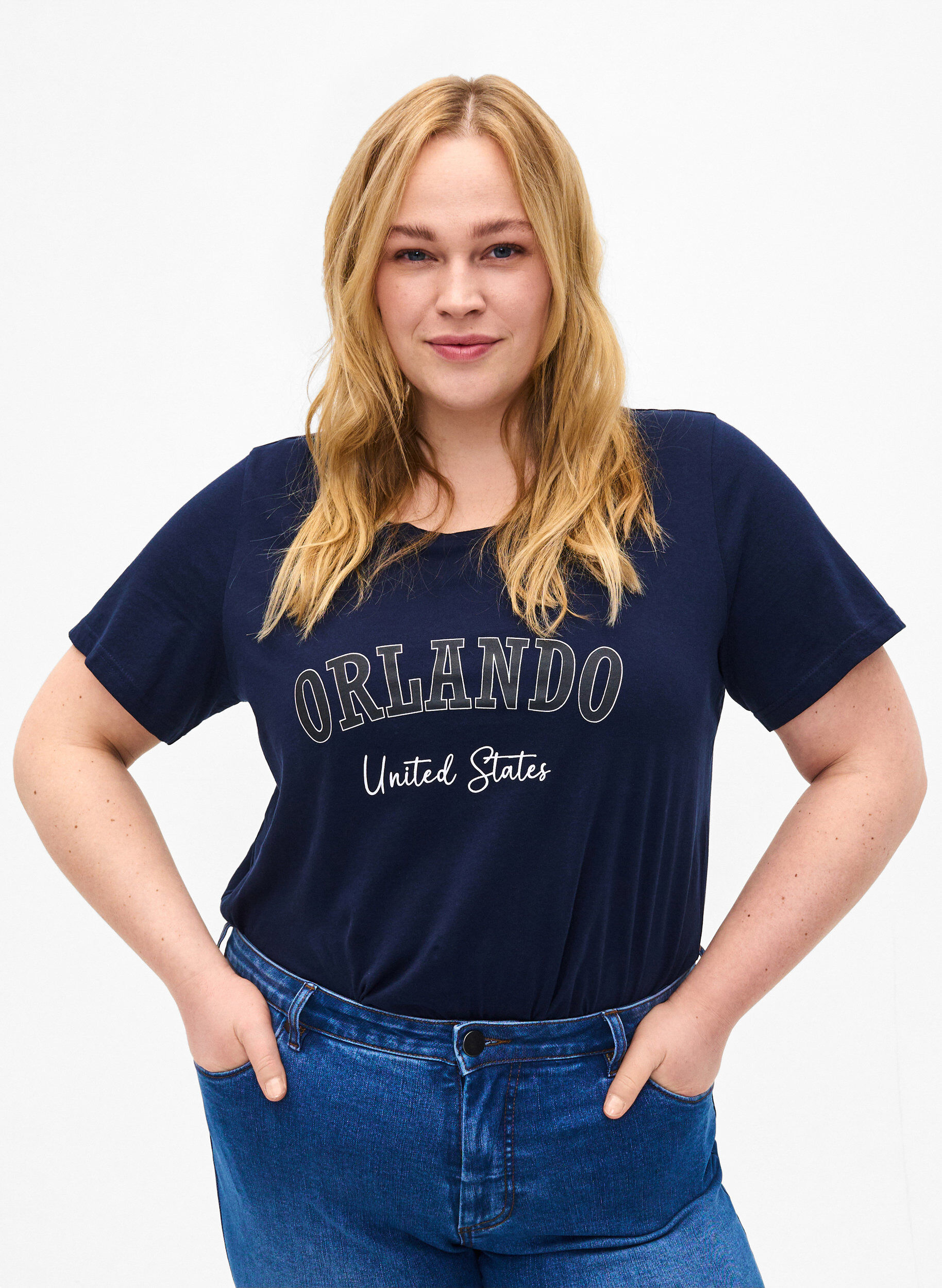 Zizzi T-Shirt aus Baumwolle mit Textaufdruck, Navy B. Orlando, Model image number 0