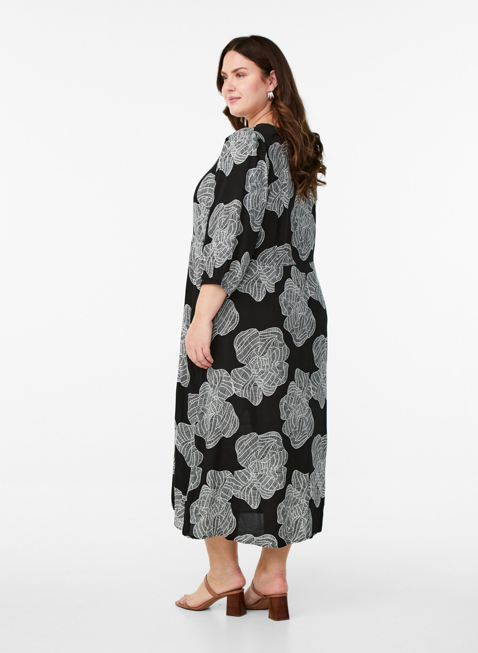 Zizzi Midikleid mit gebl&uuml;mtem Print und 3/4-&Auml;rmeln, Schwarz, Model image number 2