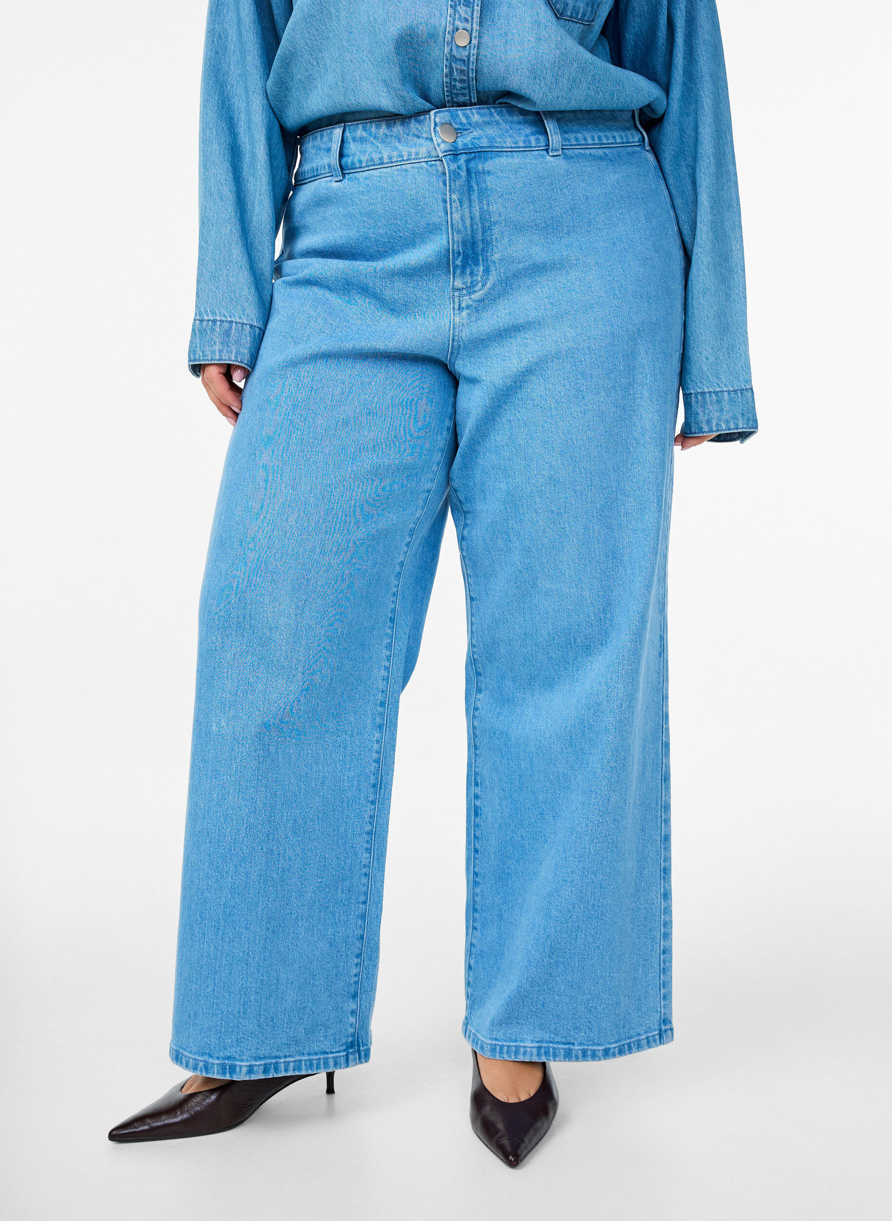 Zizzi Hoch taillierte Jeans mit weitem Bein, Blau, Model image number 2