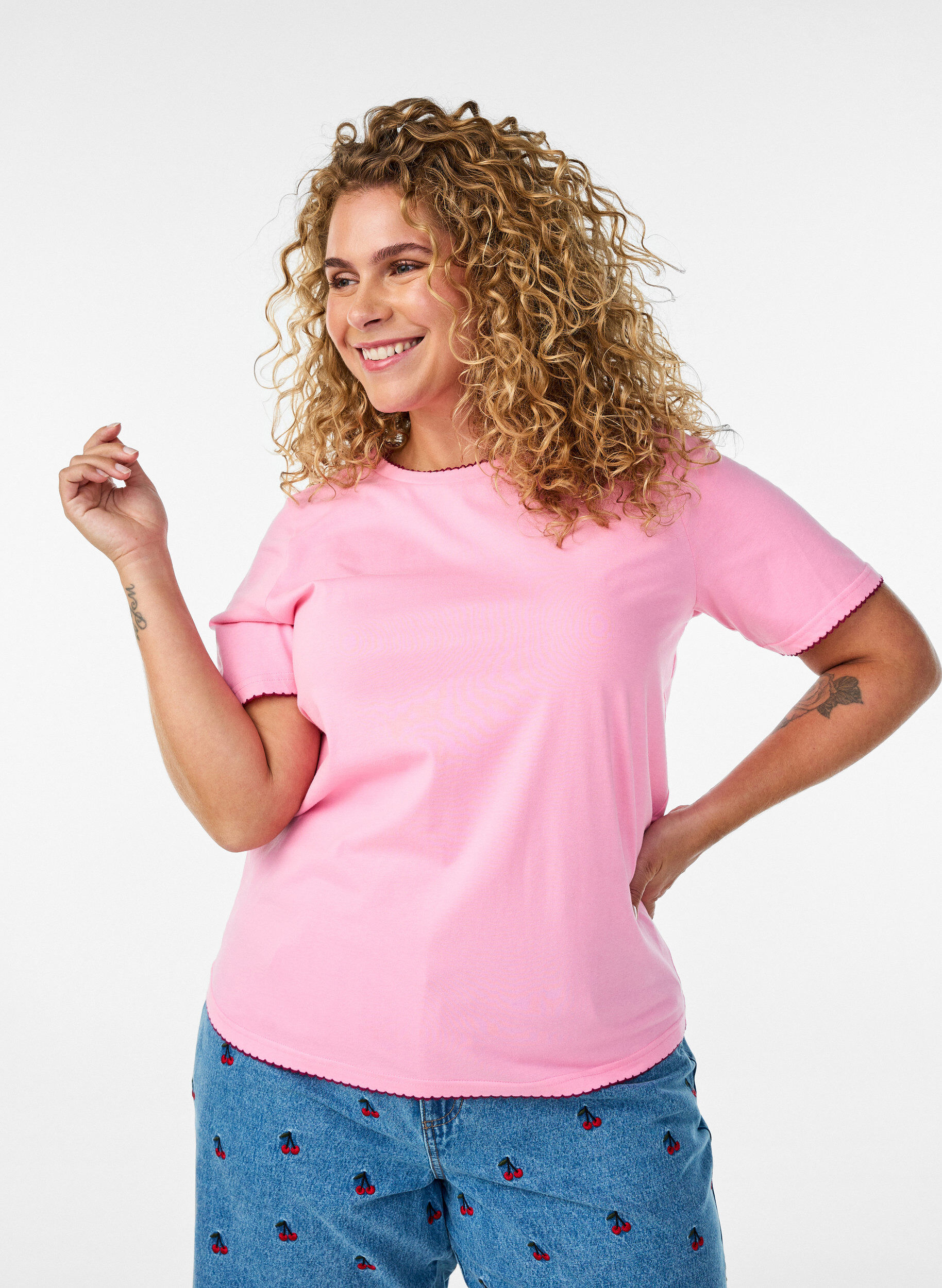 ZizziT-Shirt aus Baumwolle mit gewellten Kontrastkanten, Pink, Model image number 0