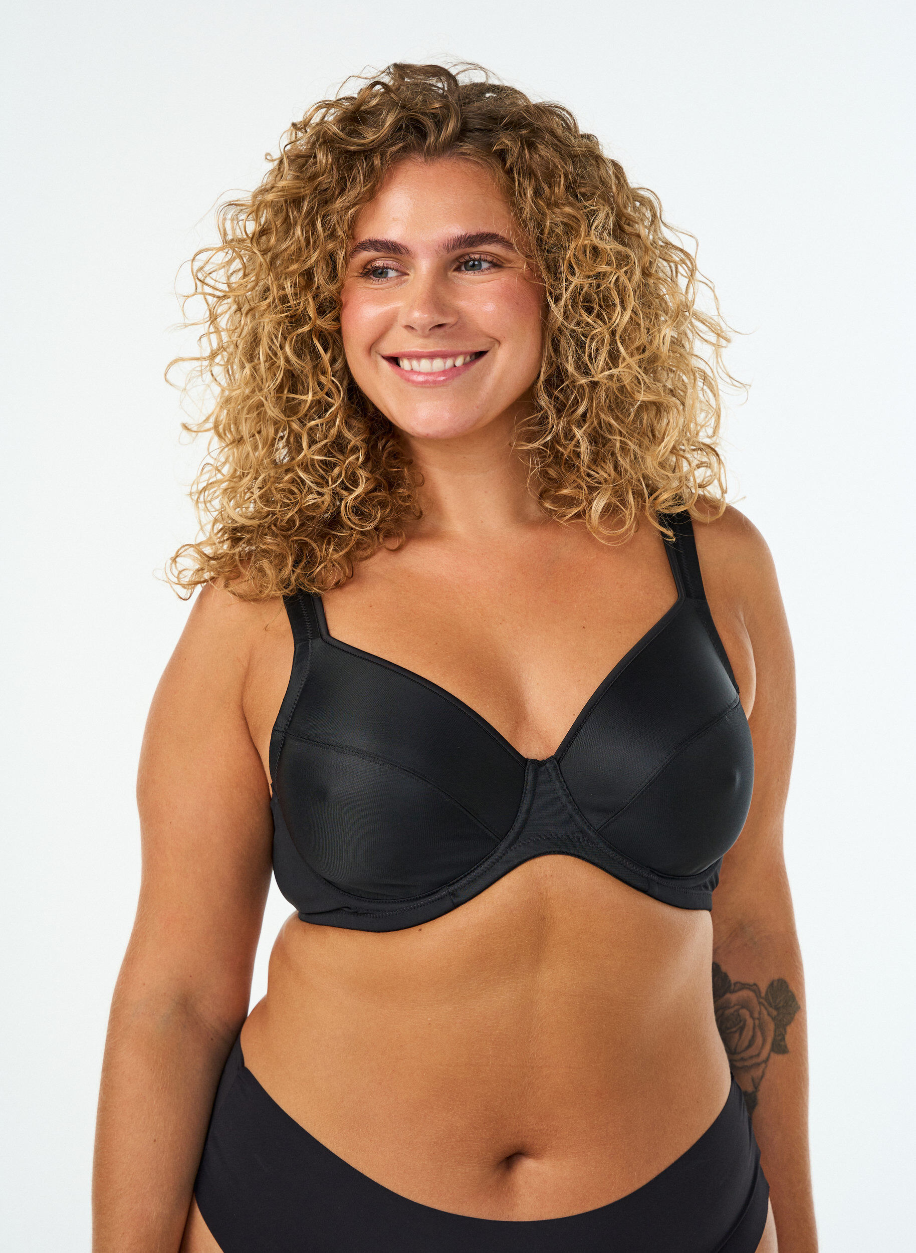 ZizziBH mit starkem Halt und vorgeformten Cups, Schwarz, Model image number 0