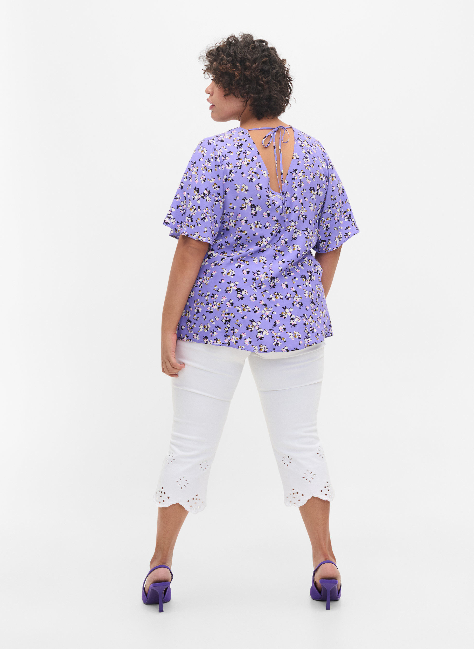 Zizzi Gebl&uuml;mte Viskosebluse mit Schnurdetail, Lilac Flower Print, Model image number 1