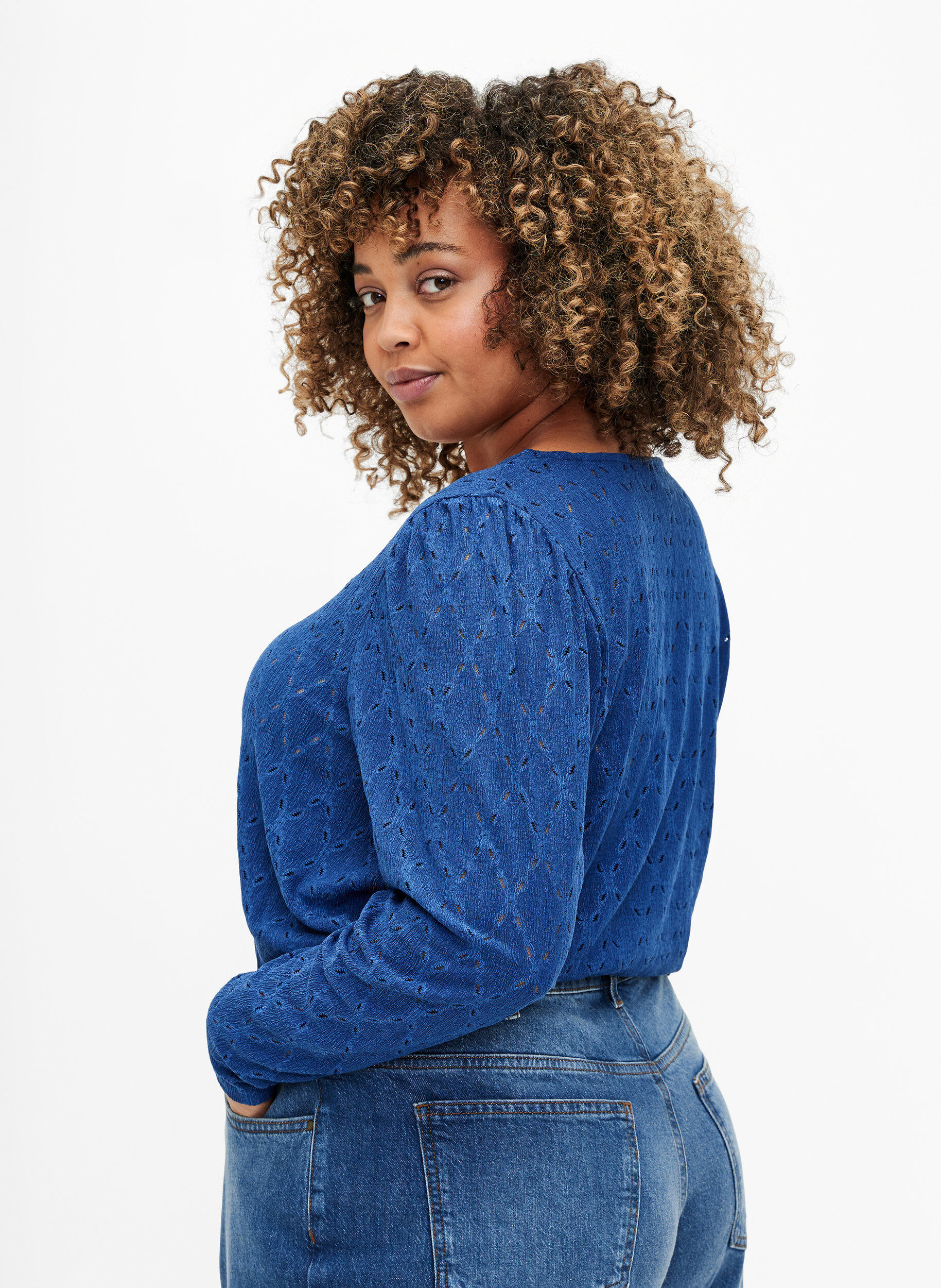 Zizzi Bluse mit V-Ausschnitt und Lochmuster, Limoges, Model image number 1