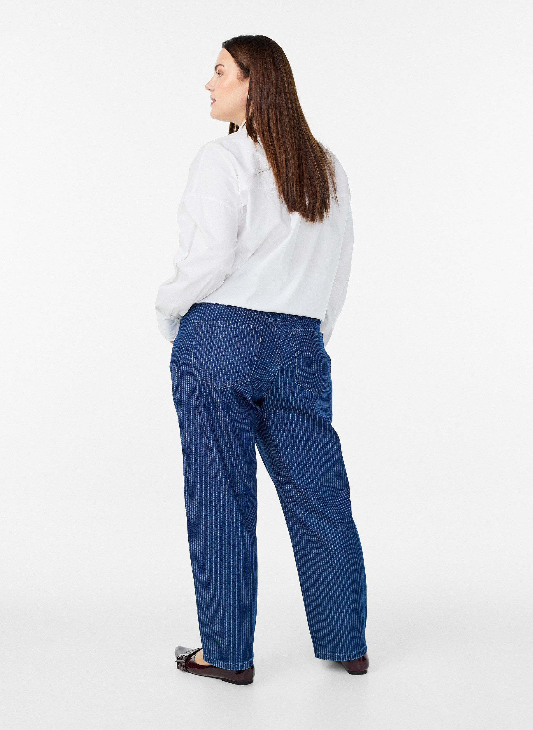 Zizzi Nadelstreifenjeans mit gerader Passform, Blau, Model image number 1