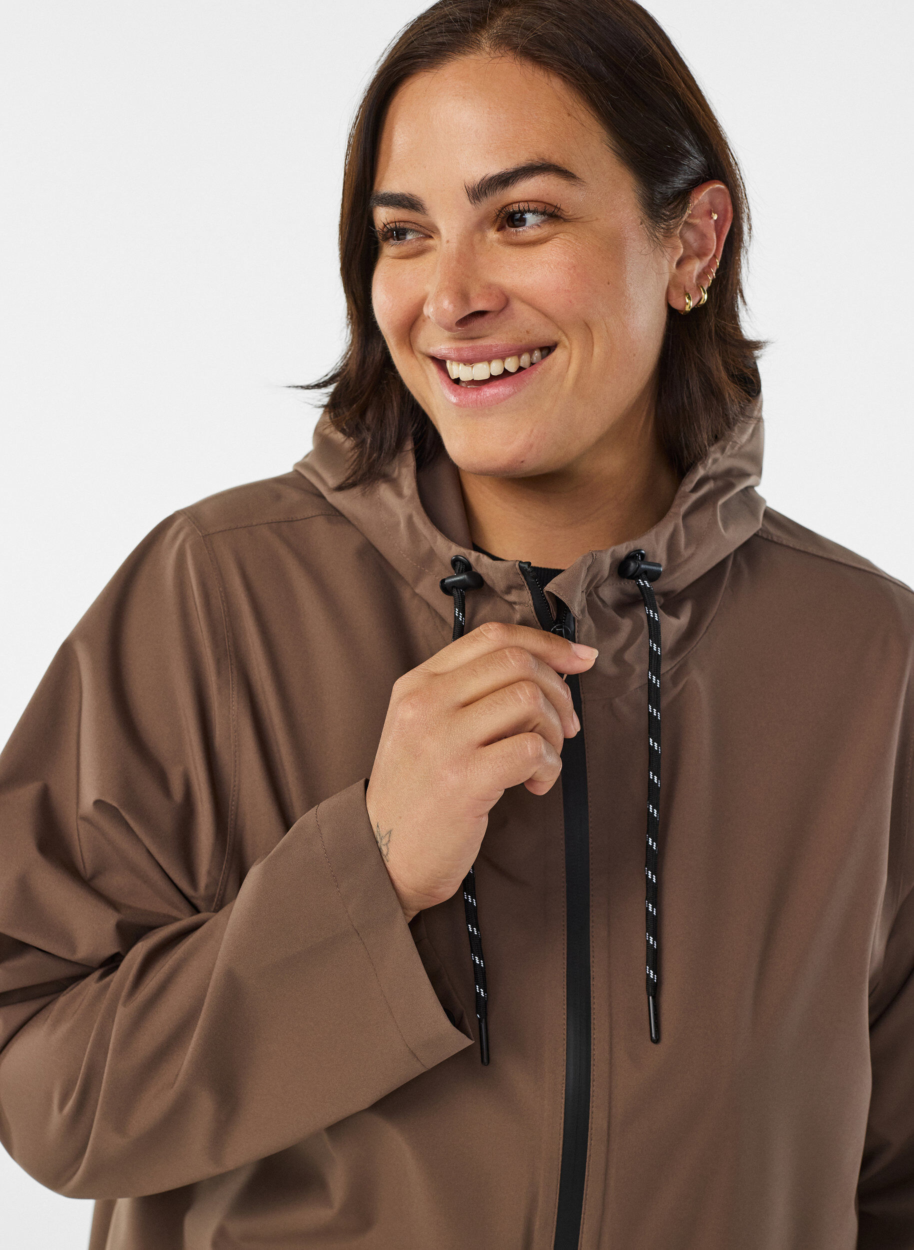 Zizzi Regenjacke mit Taschen und Kapuze., Braun, Model image number 3