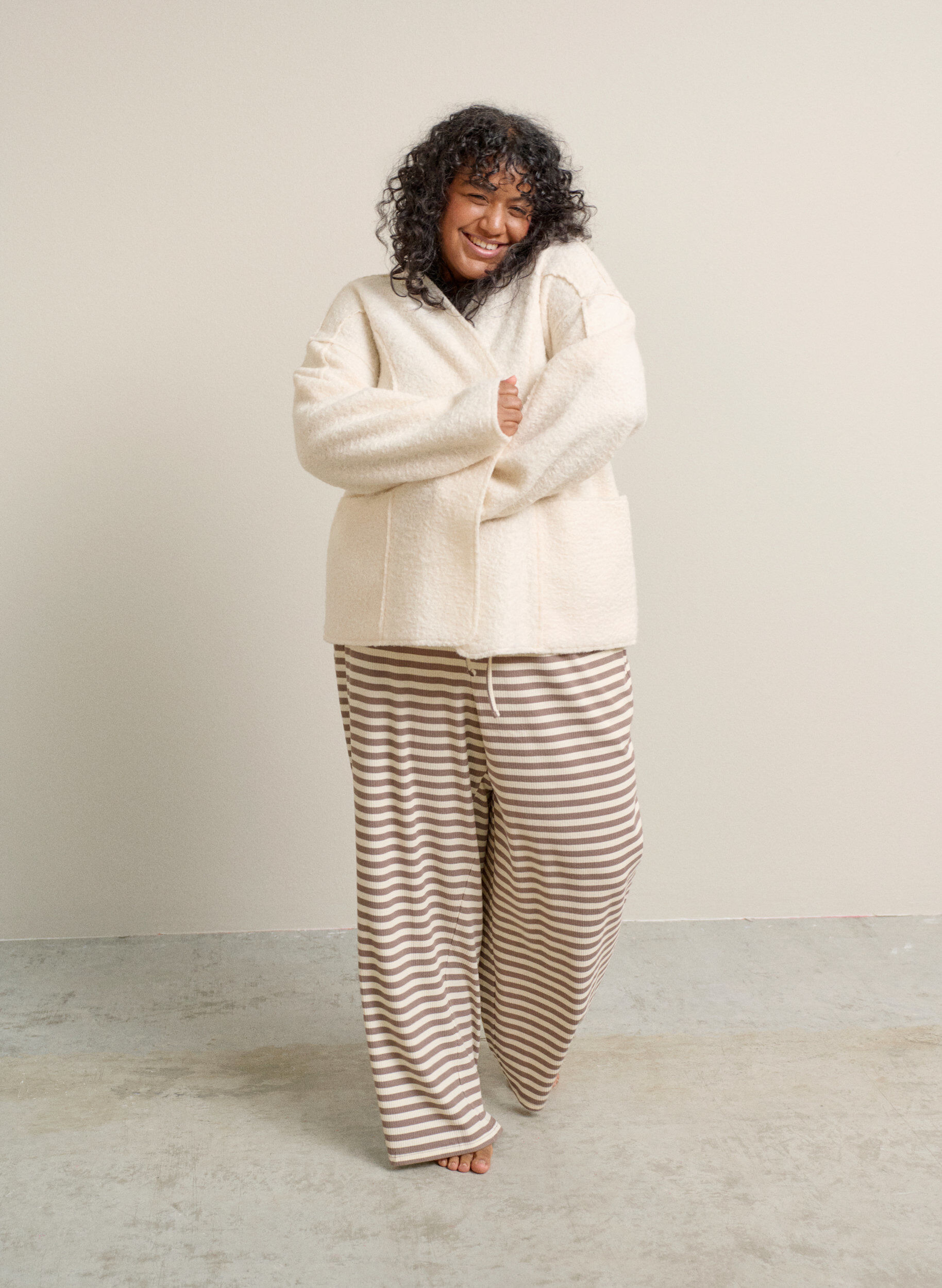 Zizzi Gestreifte Schlafanzughose mit hoher Taille und weiten Beinen, Beige, Image image number 0