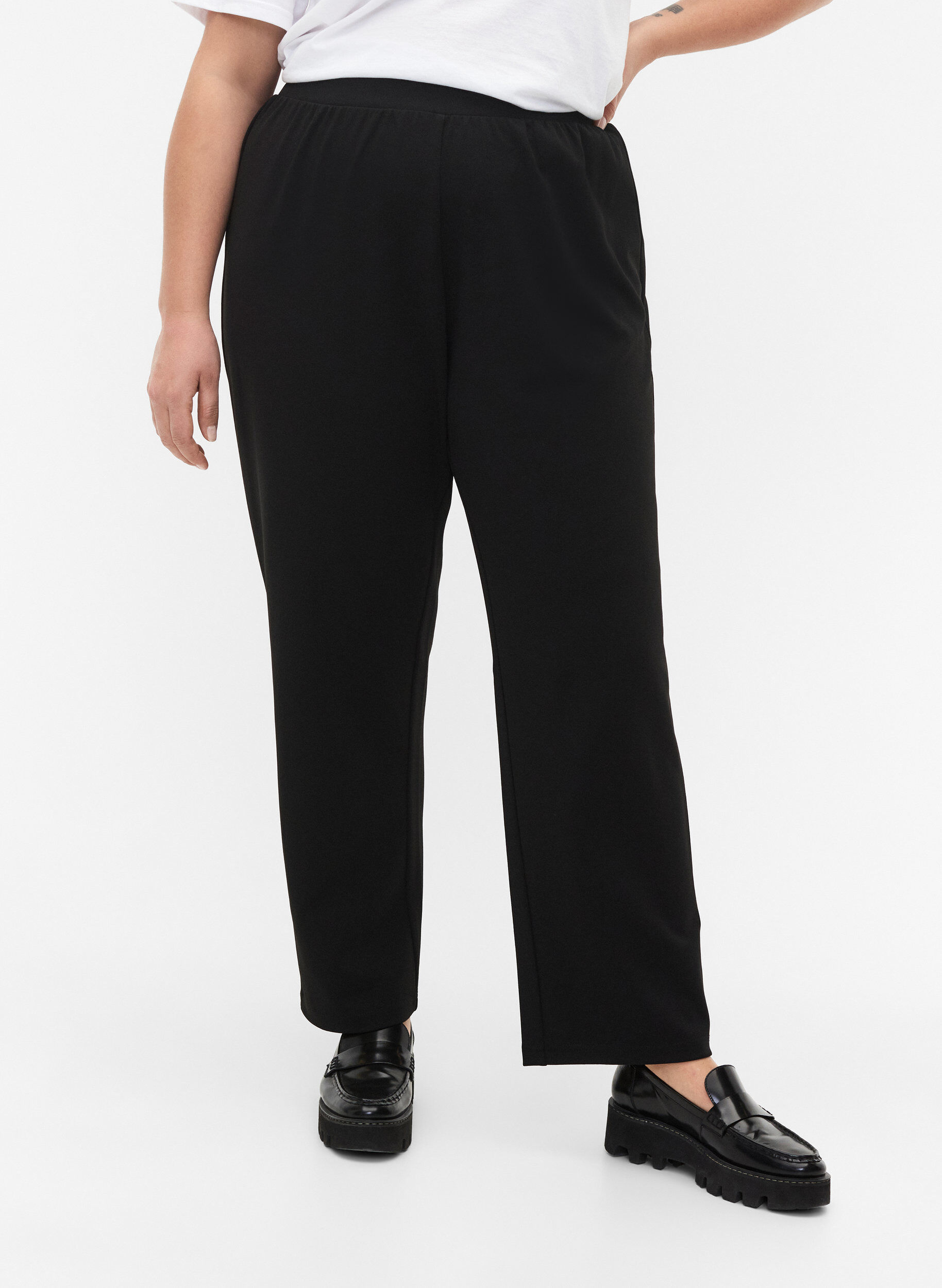 ZizziHose in Straight Fit, Schwarz, Model image number 3