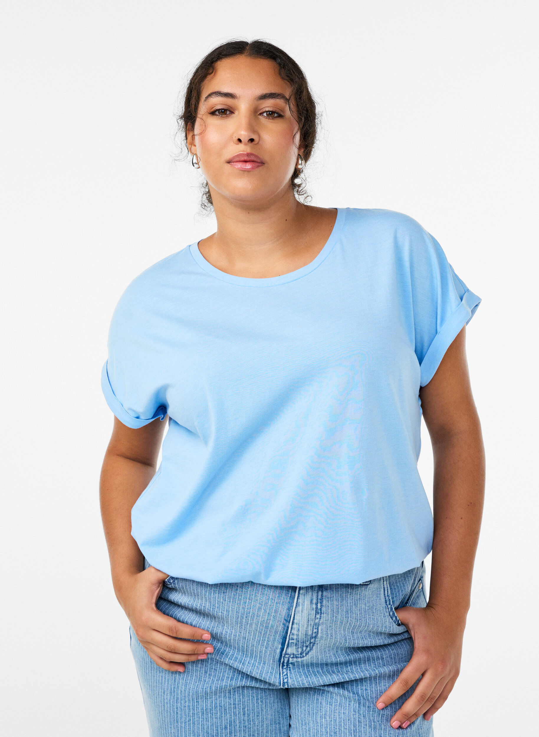 Kurz&auml;rmeliges T-Shirt aus einer Baumwollmischung, Blau, Model