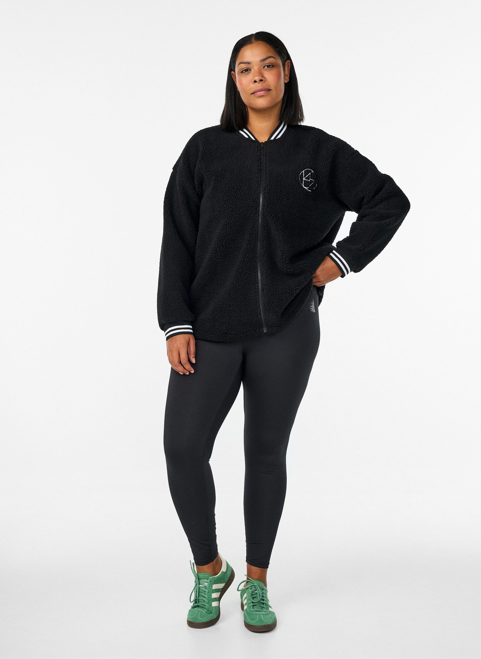 Zizzi Jacke aus Teddyfleece mit Streifendetails, Schwarz, Model image number 1