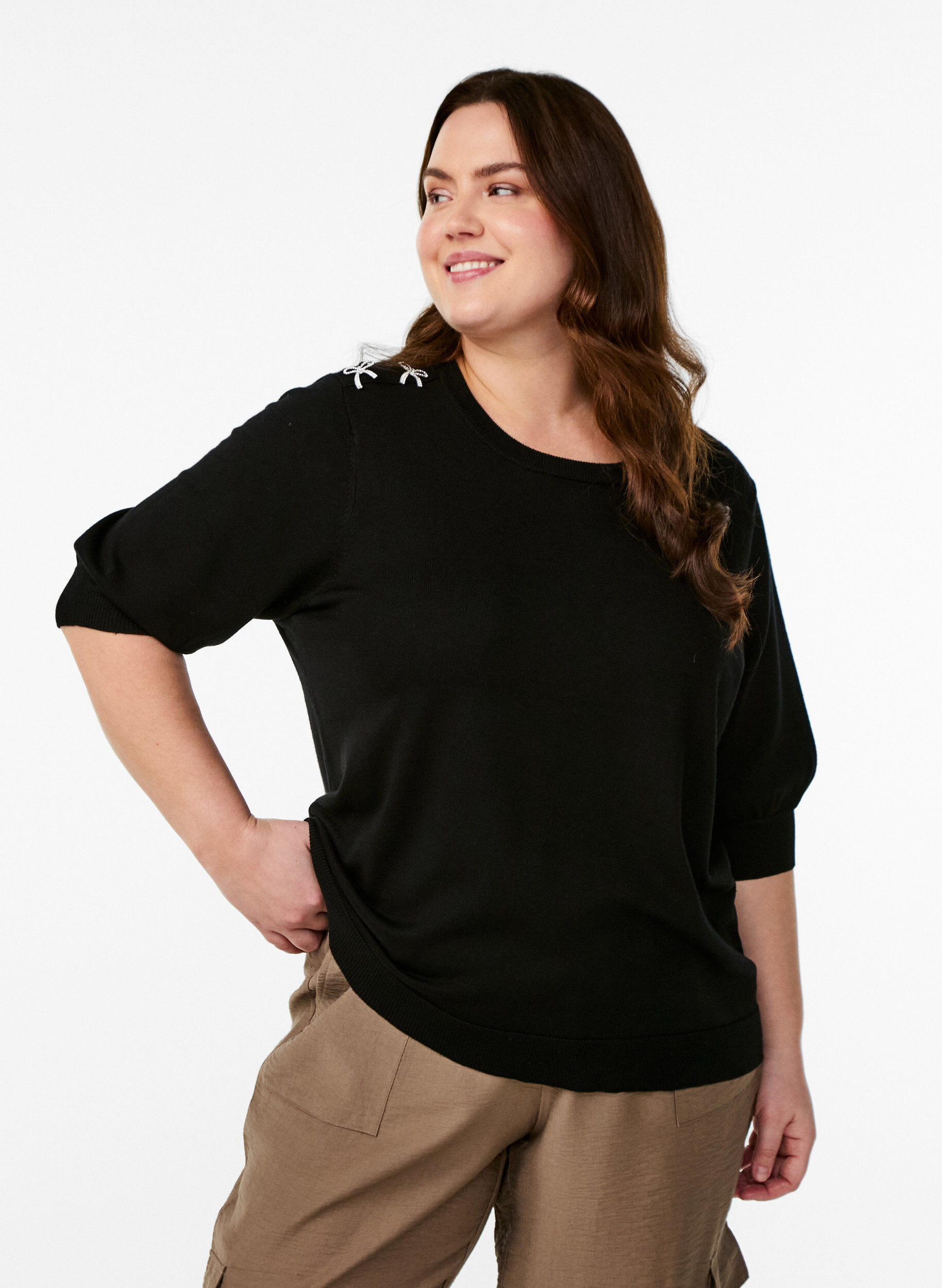 Zizzi Strickbluse mit kurzen &Auml;rmeln und kleinen Schleifen, Schwarz, Model image number 0