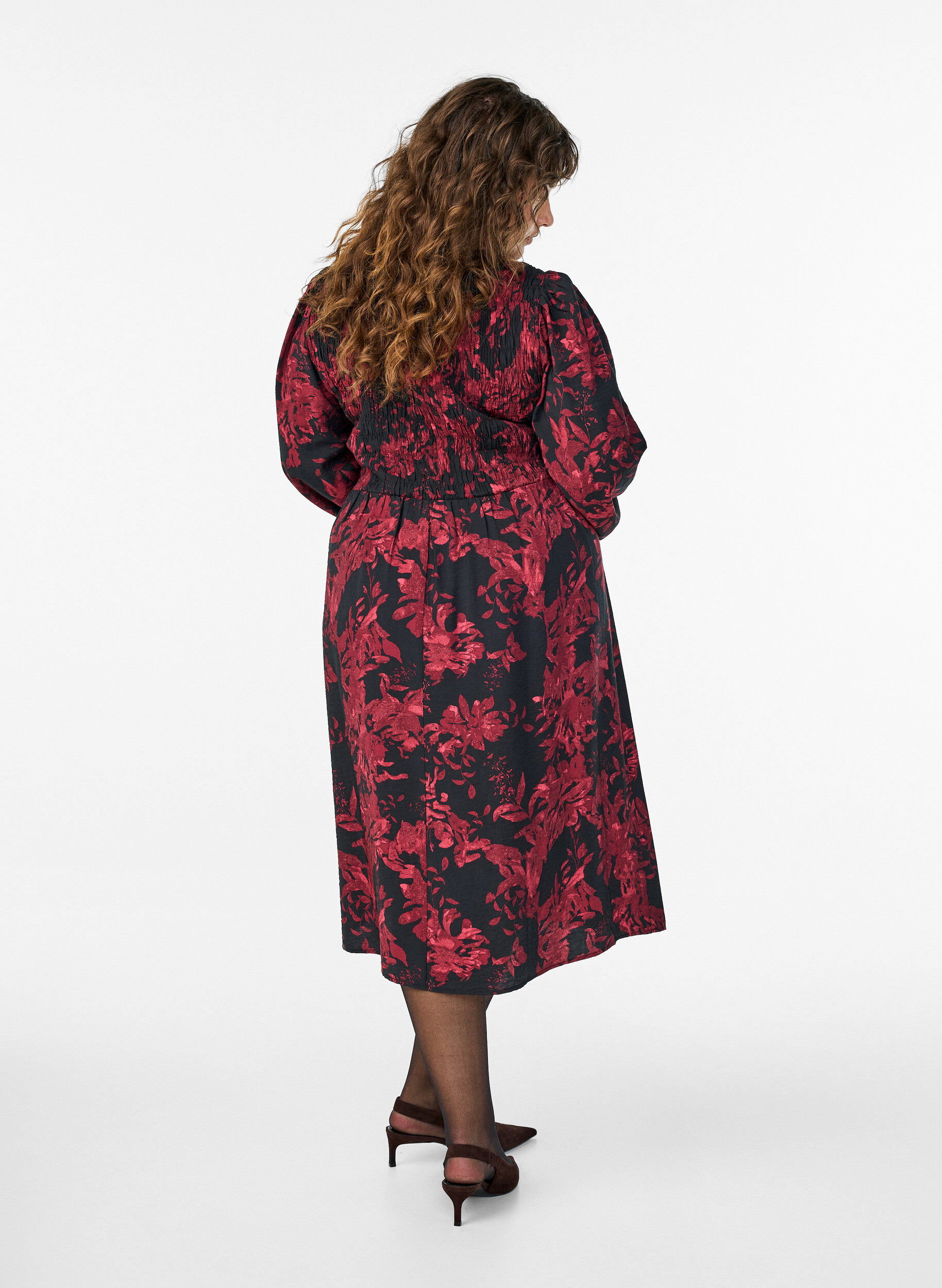 Zizzi Gebl&uuml;mtes Kleid mit Smock-Oberteil, Schwarz, Model image number 1