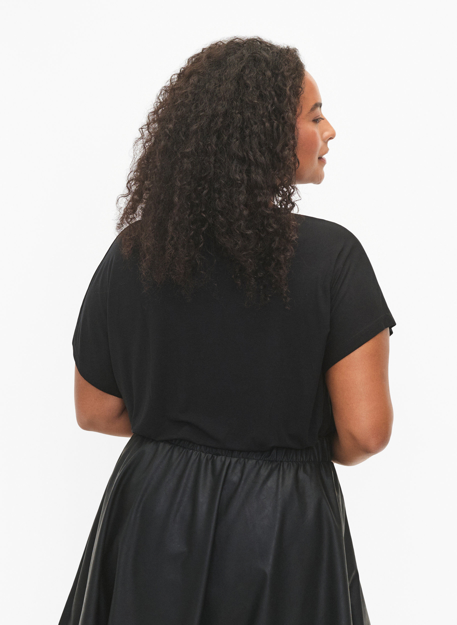 Zizzi Kurz&auml;rmeliges Viskose-T-Shirt mit Druck, Black W. Lips, Model image number 1