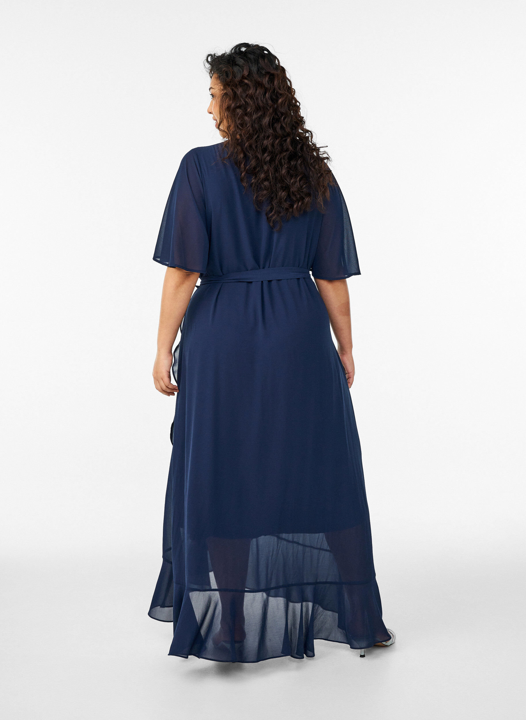 Zizzi Maxikleid aus Chiffon mit V-Ausschnitt und R&uuml;schensaum, Blau, Model image number 1