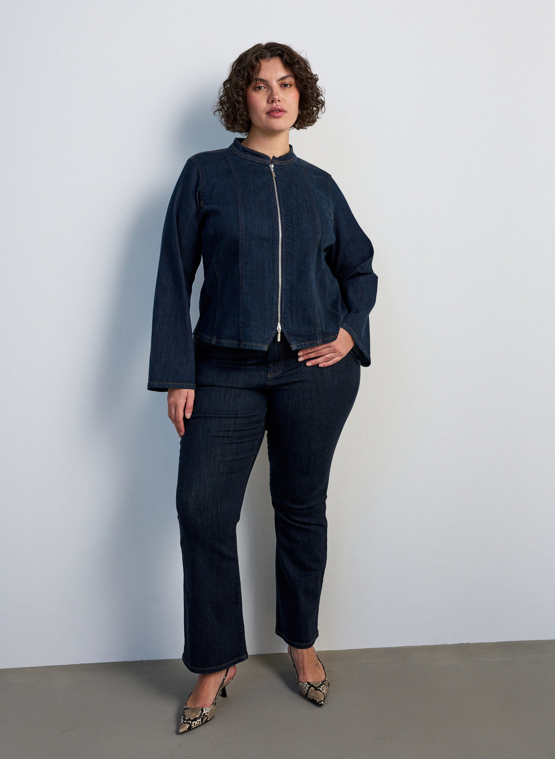 Ellen Bootcut-Jeans mit hoher Taille, Blau, Model