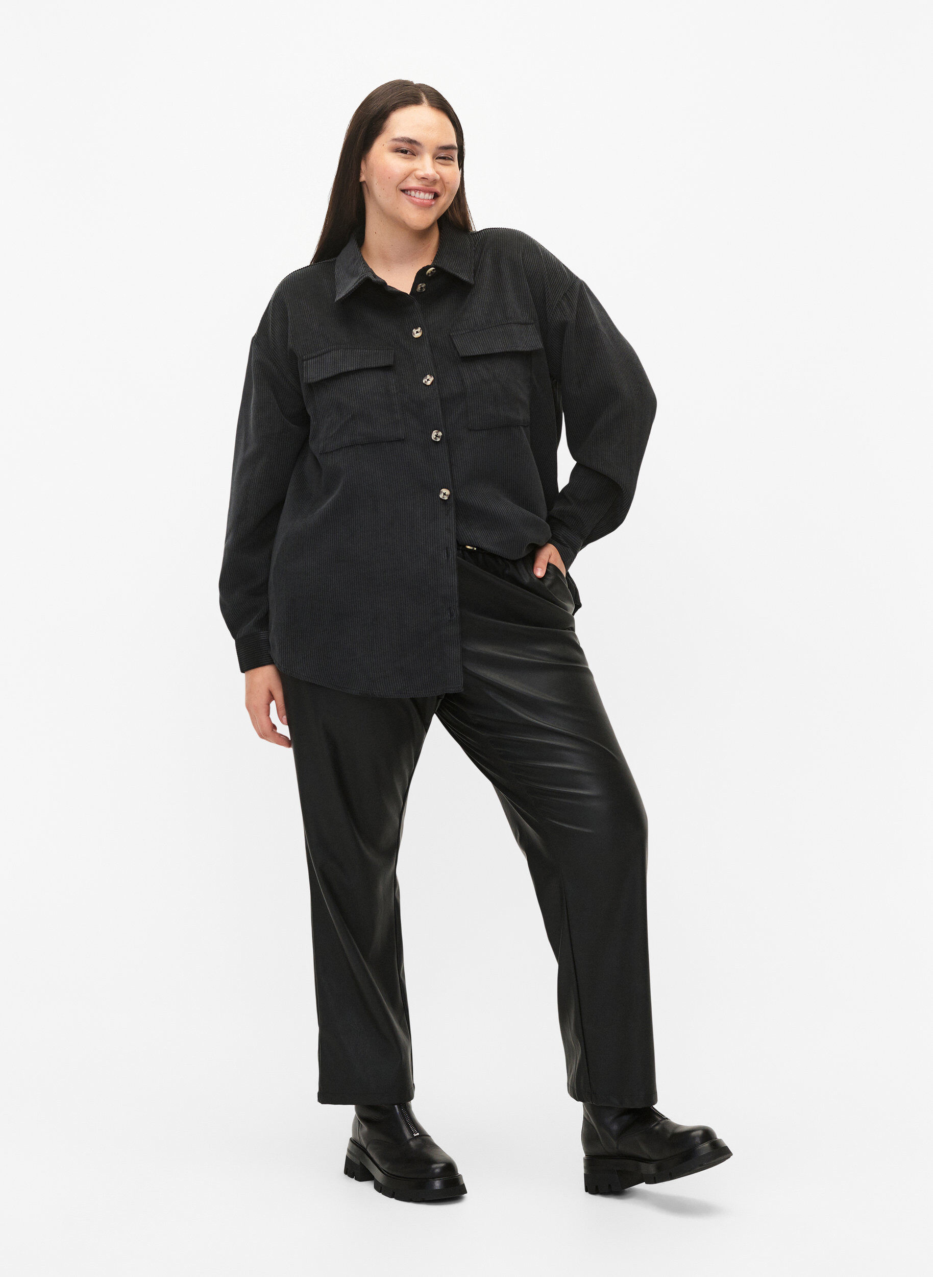 Zizzi Lang&auml;rmliges Shirt aus Samt mit Brusttaschen, Black, Model image number 3