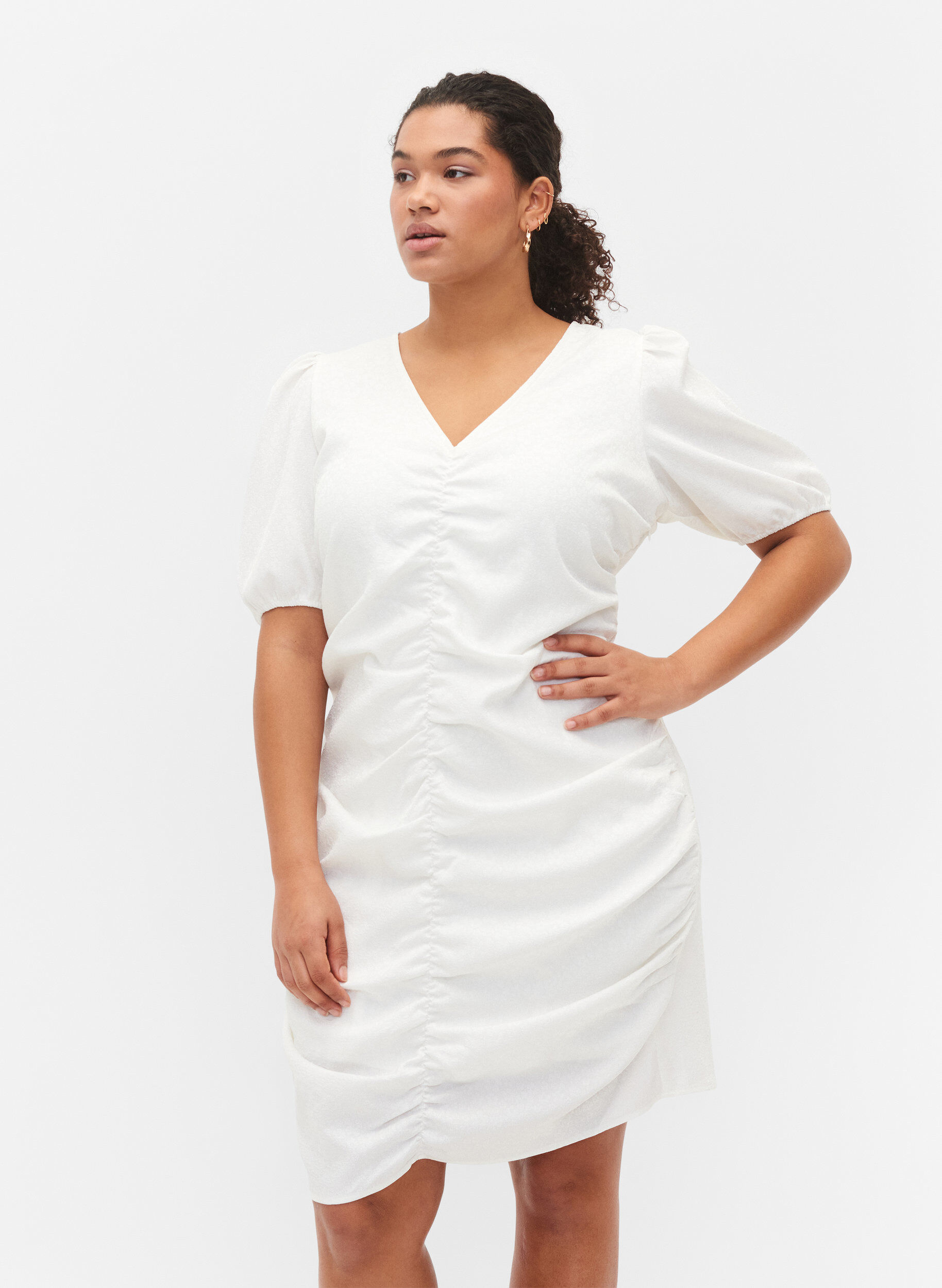 Zizzi Kurzarm Kleid mit Drapierung und Struktur, Bright White, Model image number 0