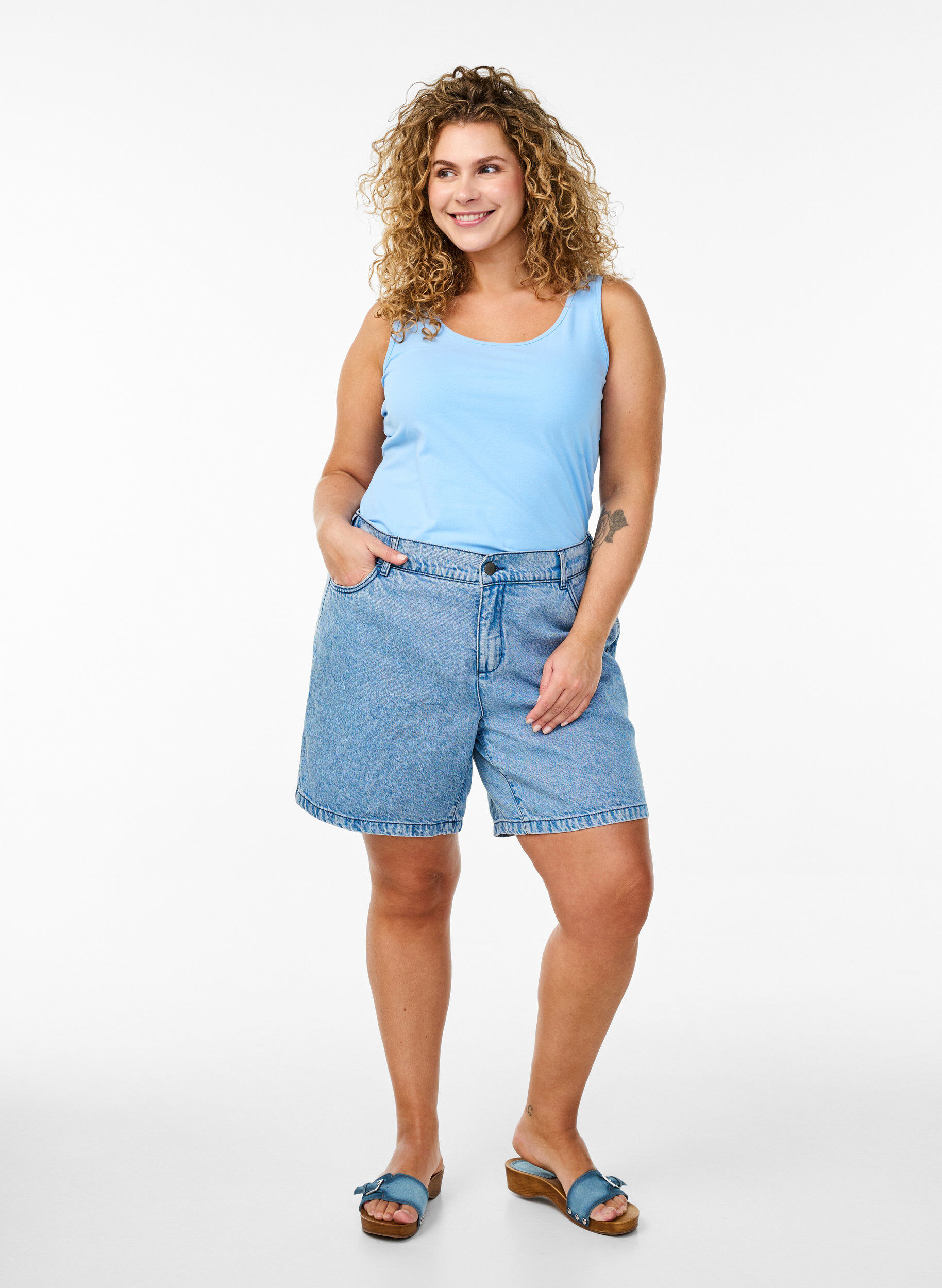 Zizzi Einfarbiges basic Top aus Baumwolle, Blau, Model image number 1