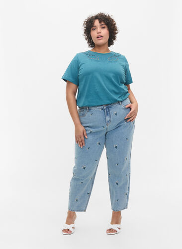 Mille Mom Fit Jeans mit Blumenstickerei, Blue w. Small Flower, Model image number 0