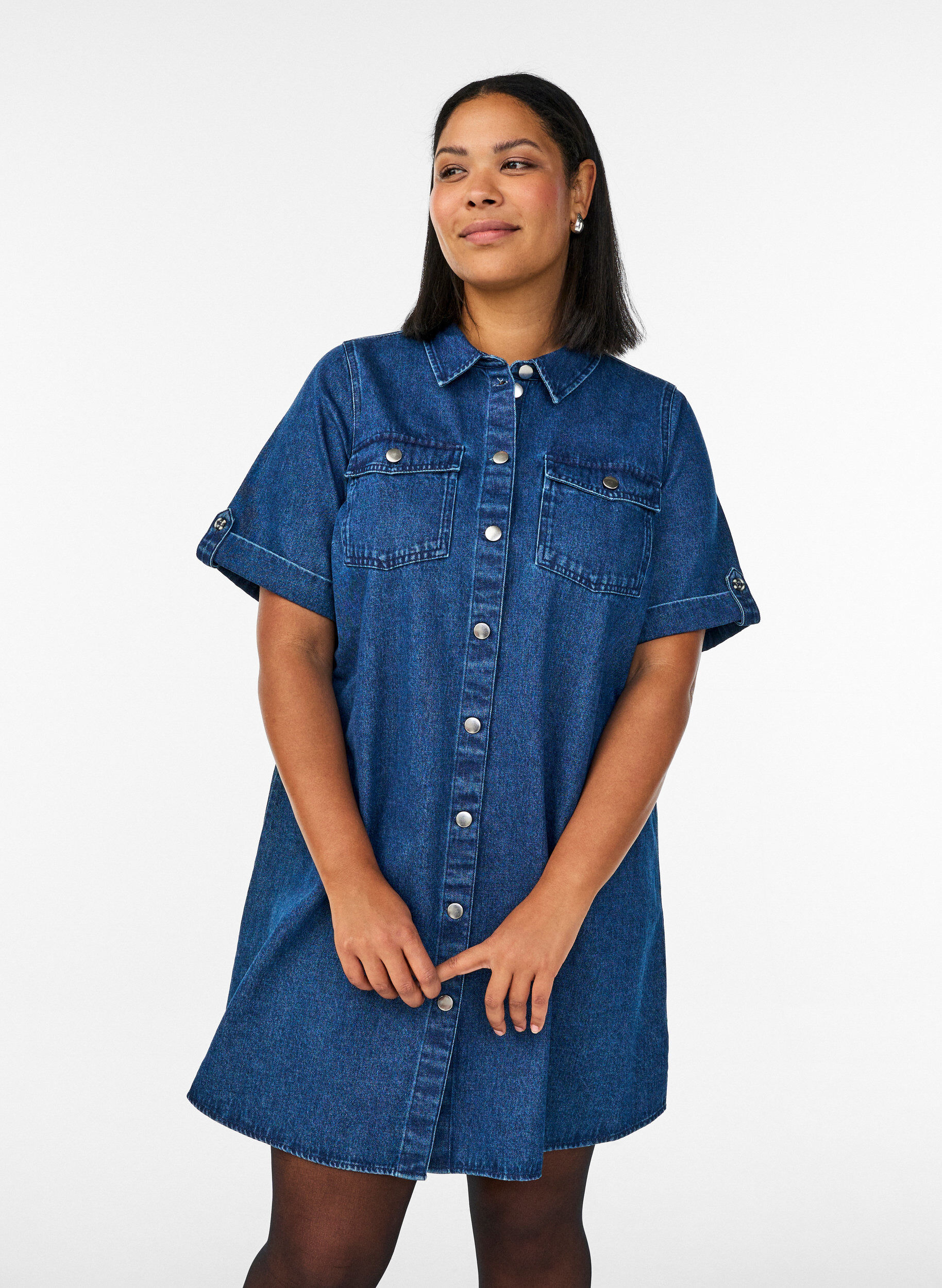 Jeanskleid mit kurzen &Auml;rmeln und Kn&ouml;pfen, Blau, Model