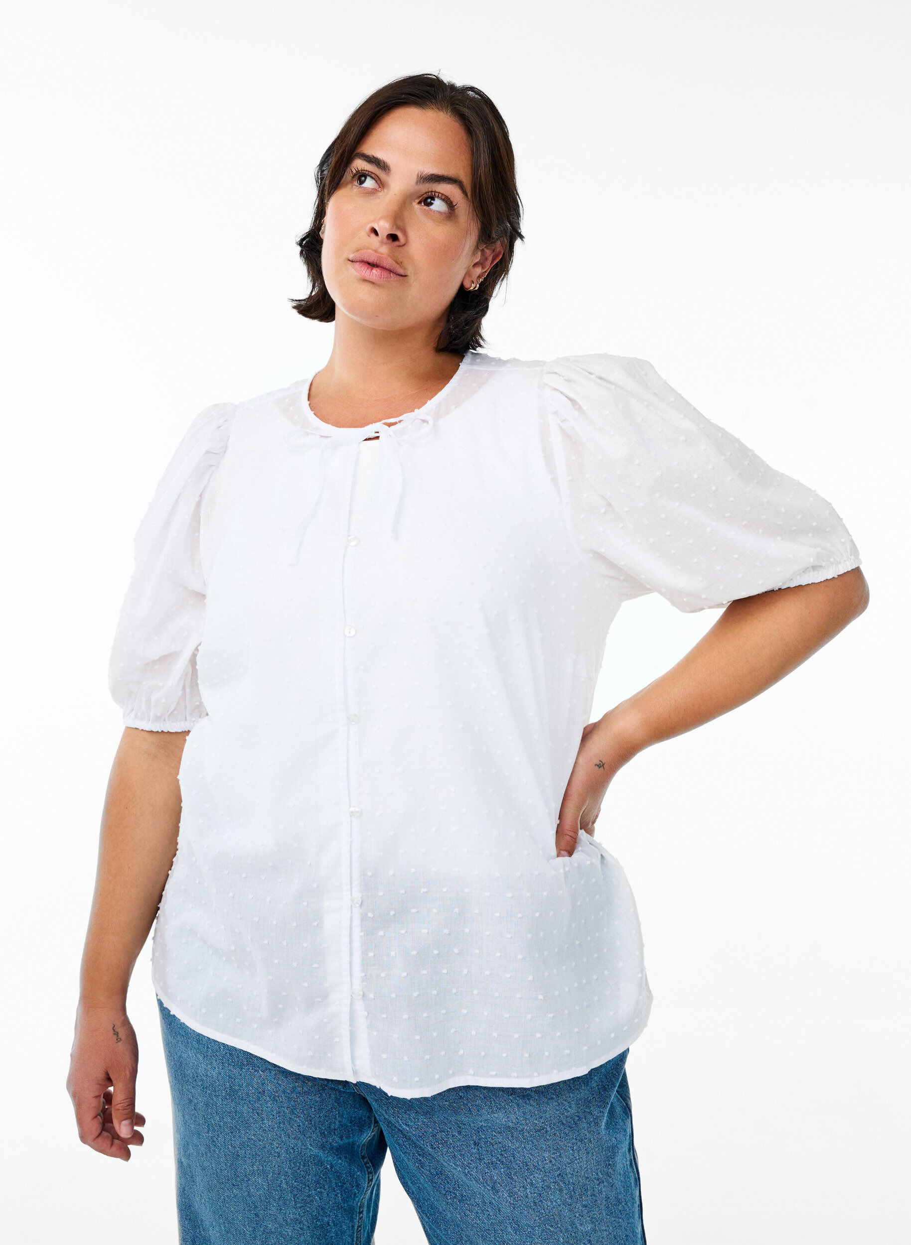 Zizzi Bluse mit Bindeband und gepunkteter Textur, Wei&szlig;, Model image number 0