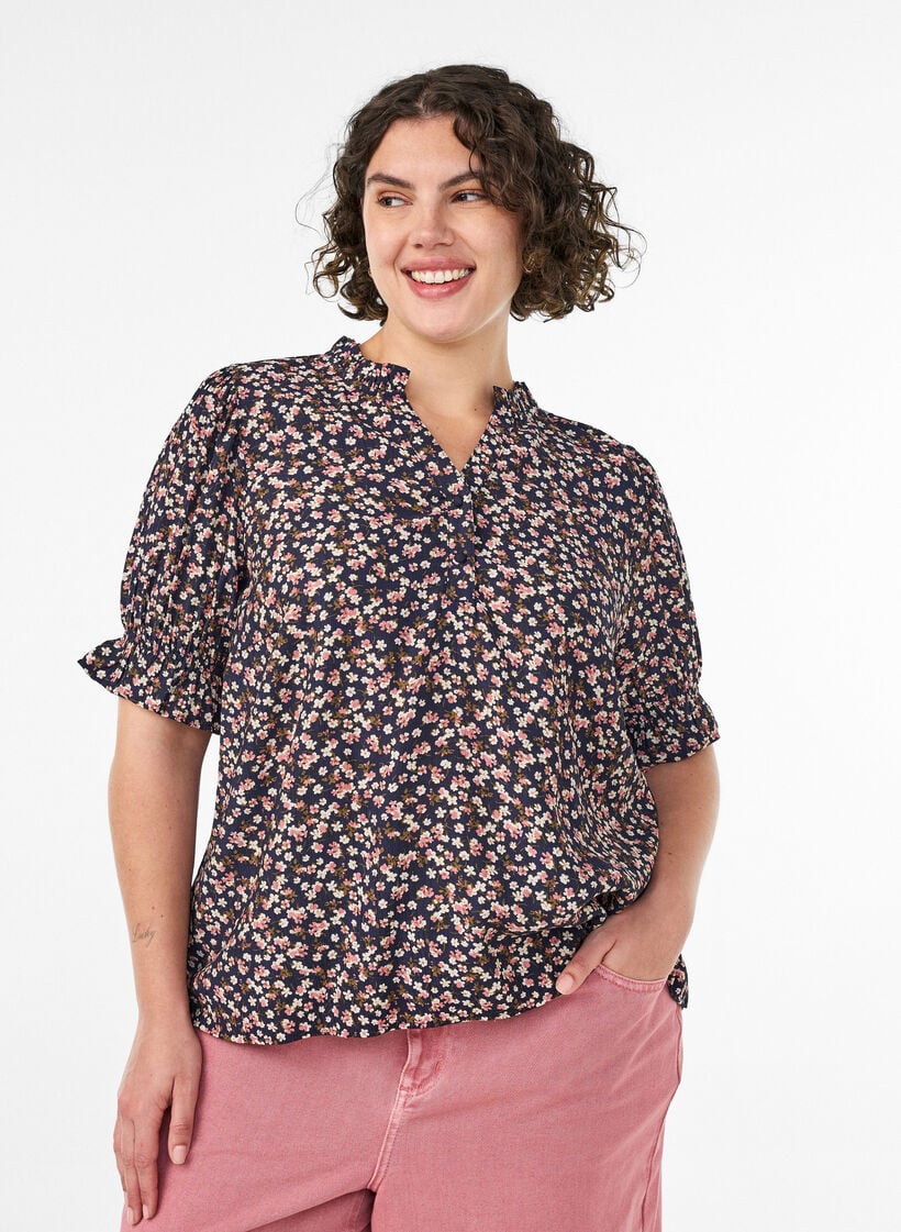 Gebl&uuml;mte Bluse aus Viskose mit kurzen &Auml;rmeln und Smockdetails, Blau, Model image number 0