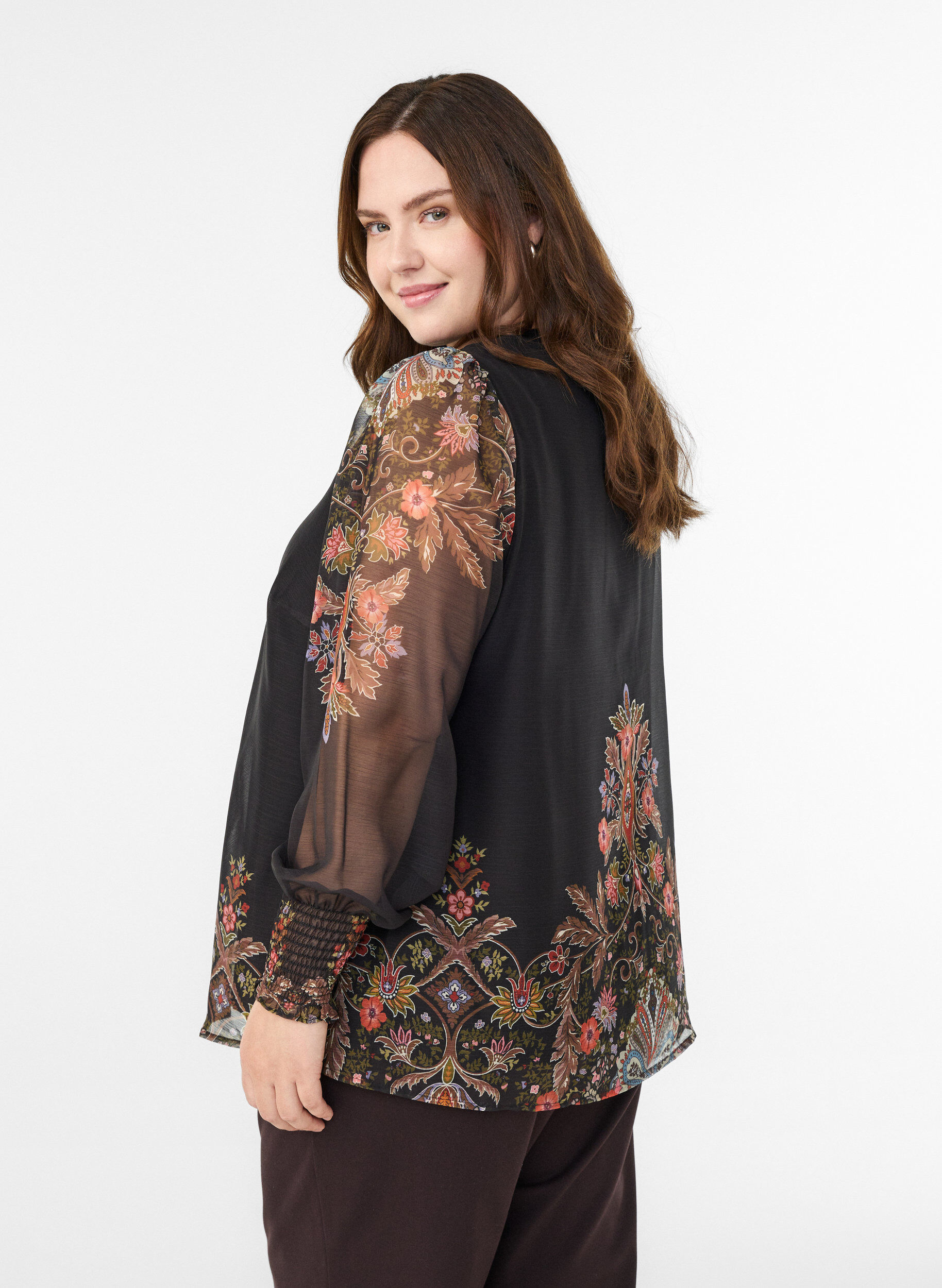 Zizzi Bluse mit Paisleymuster und transparenten &Auml;rmeln, Schwarz, Model image number 2