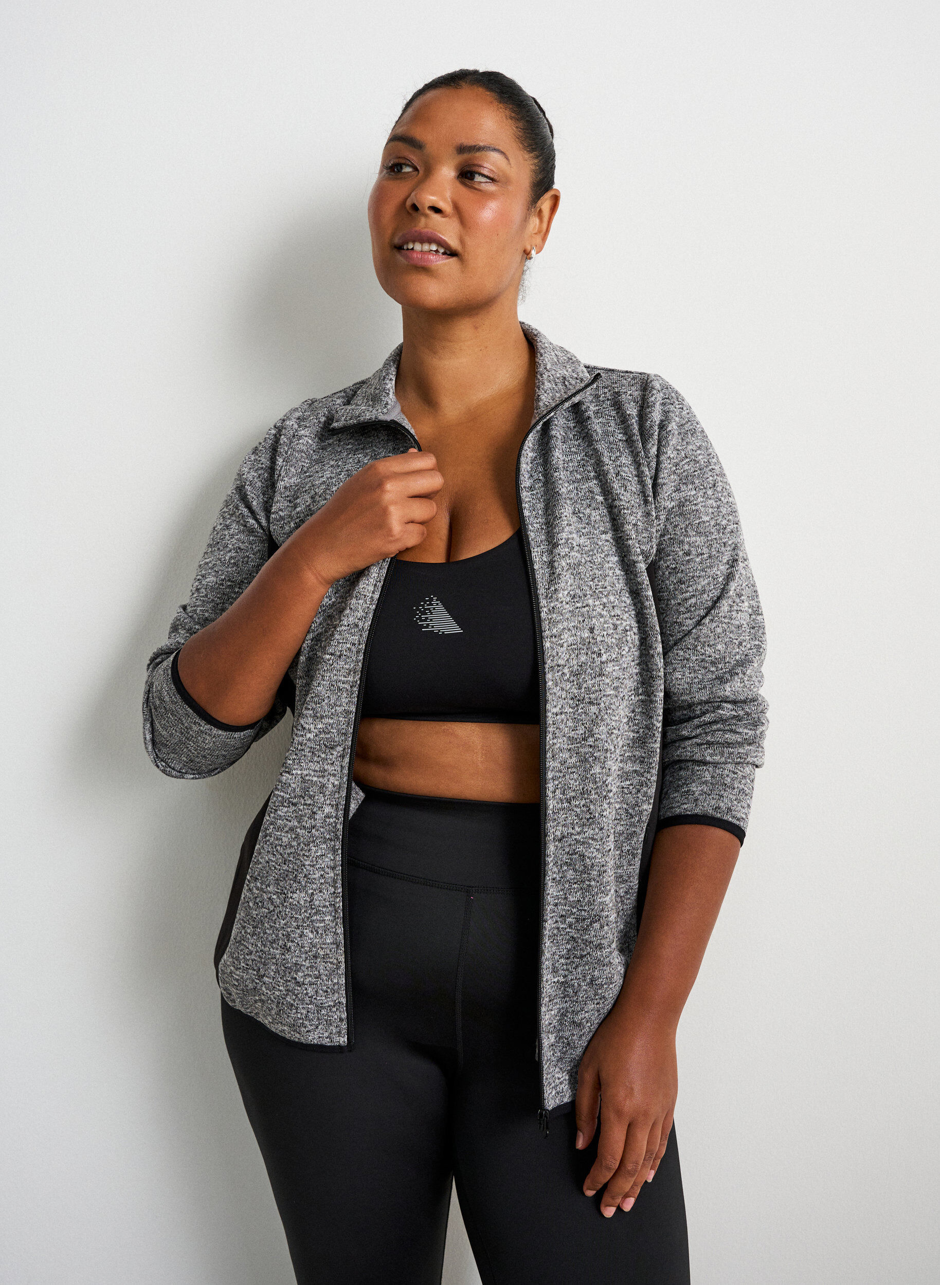 ZizziTrainingsjacke mit Kontrasteins&auml;tzen und hohem Kragen, Grau, Model image number 3