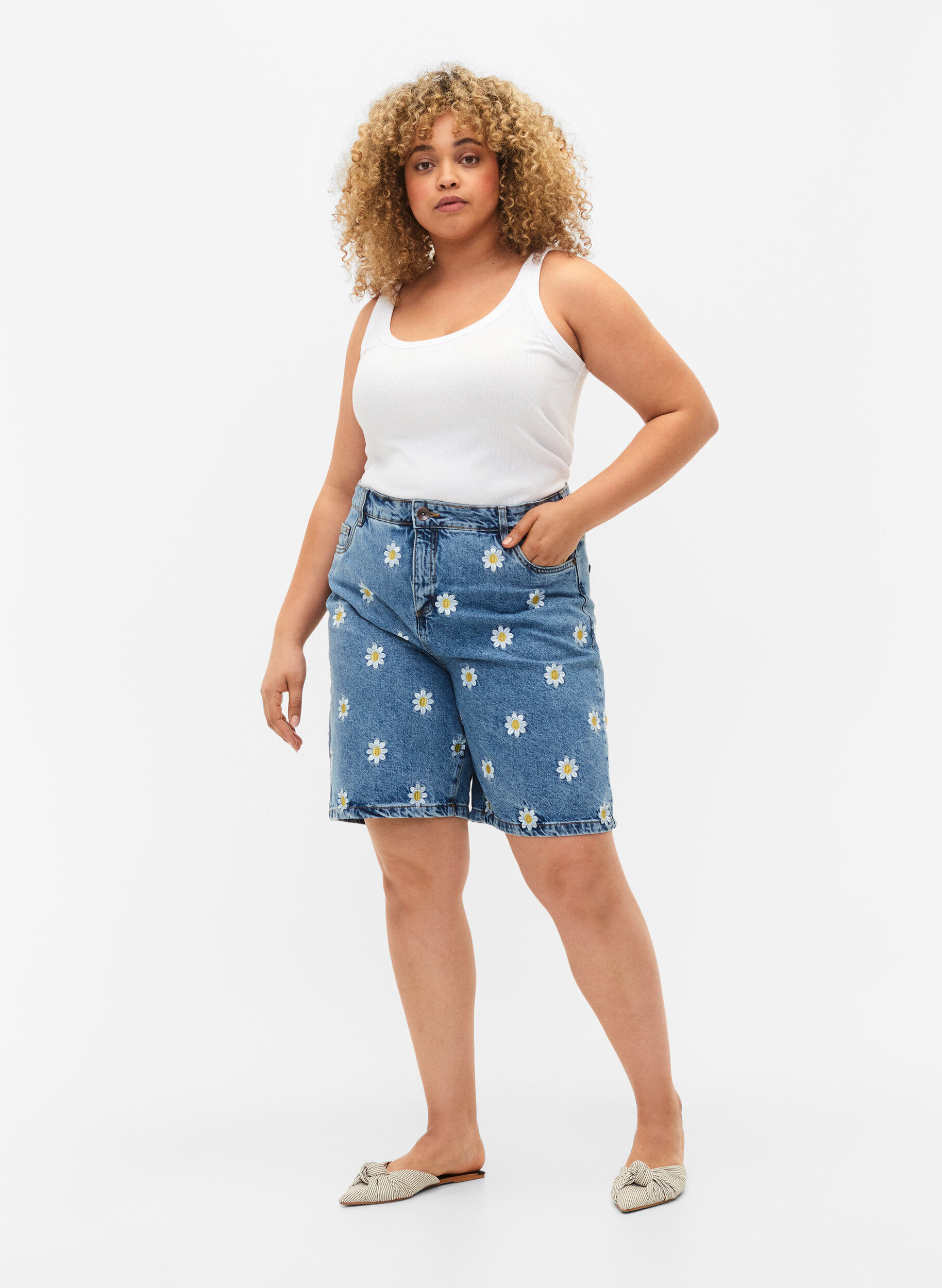 Zizzi Hochtaillierte Mille Shorts mit Blumenstickerei, Light Blue Flower, Model image number 3