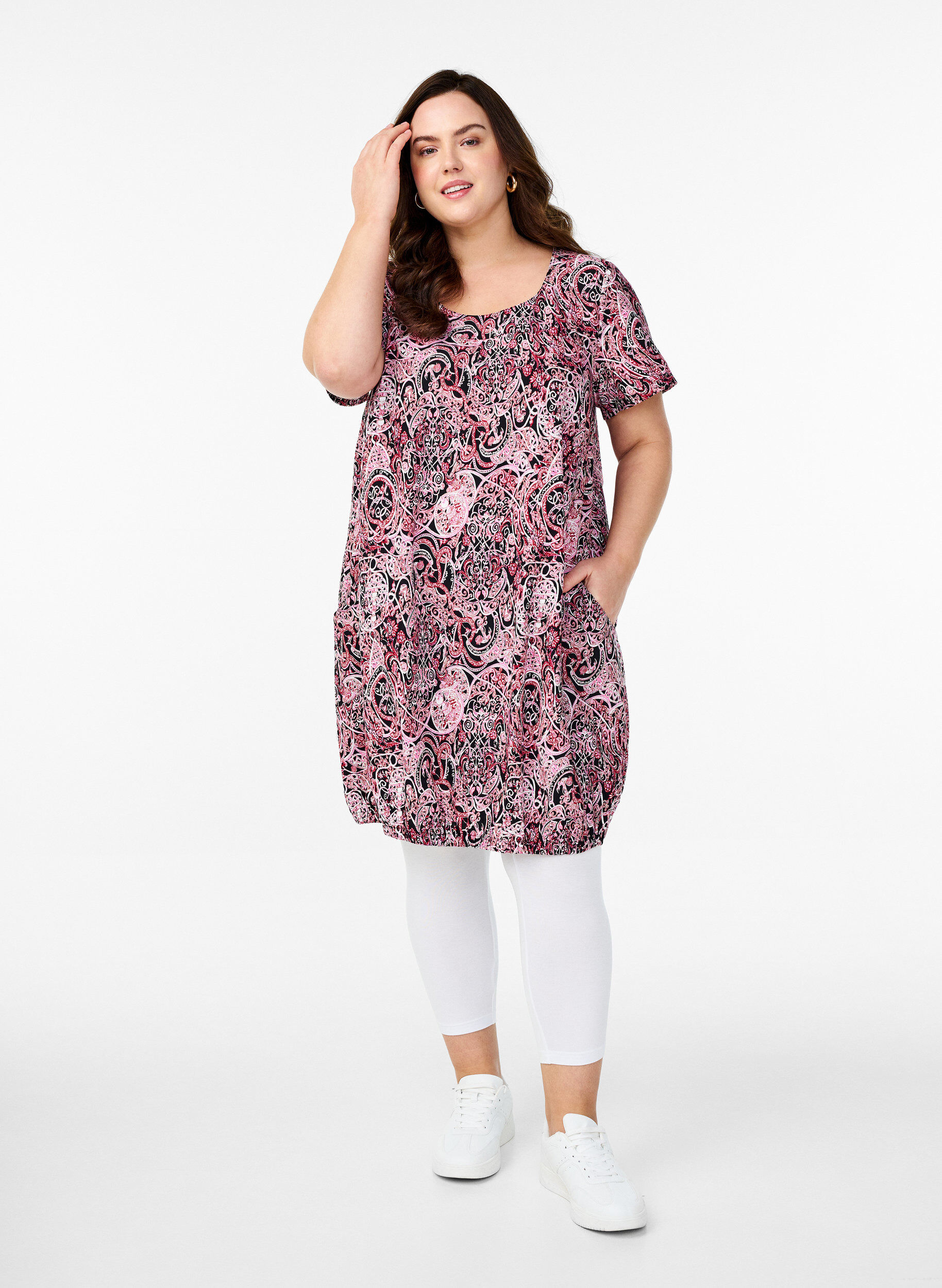 Zizzi Kurz&auml;rmliges Baumwollkleid mit Aufdruck, Schwarz, Model image number 1