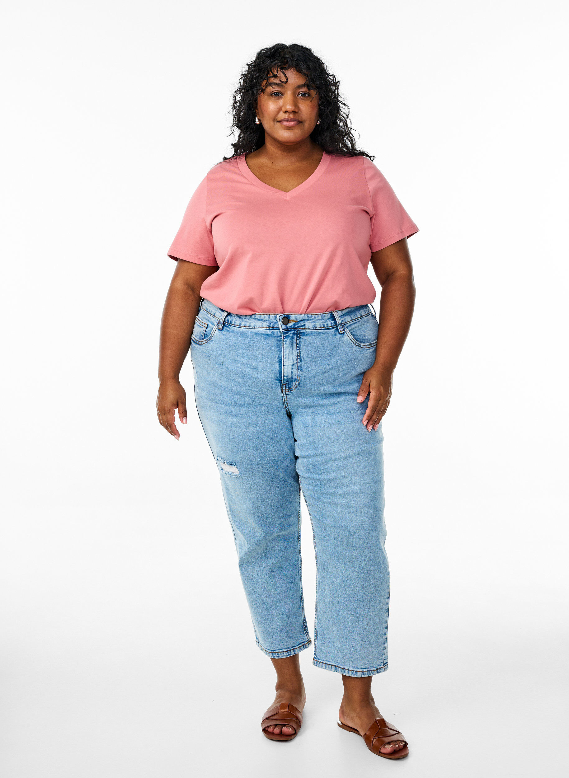 Zizzi Einfaches T-Shirt aus Baumwolle mit V-Ausschnitt., Rot, Model image number 1