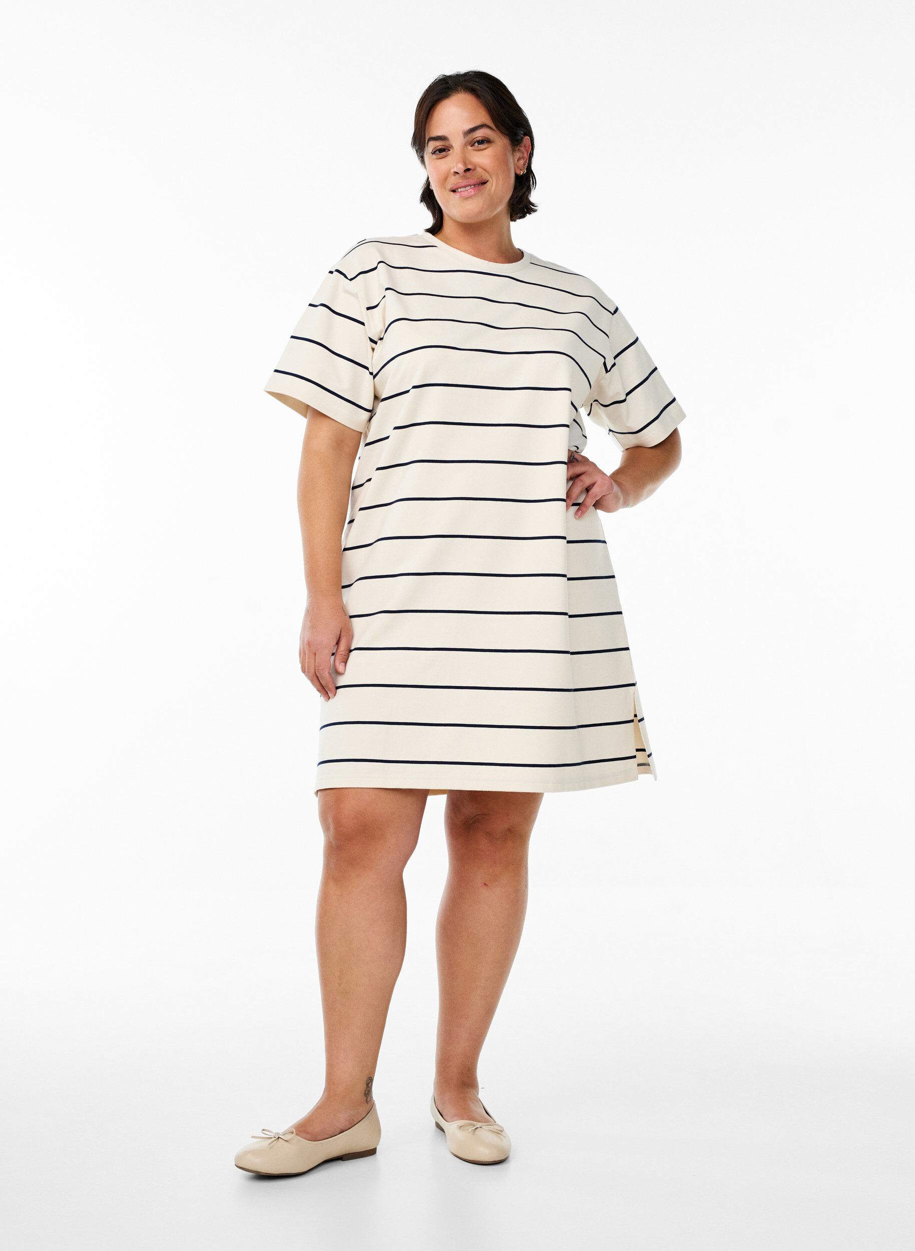 Zizzi Kurzes Jerseykleid mit Streifen, Beige, Model image number 1