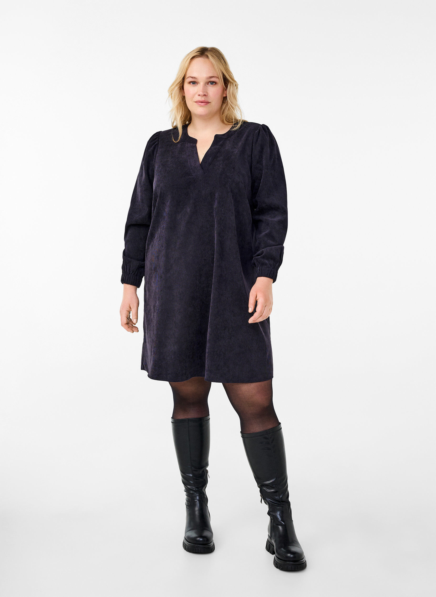 Zizzi Kurzes Samtkleid mit langen &Auml;rmeln, Schwarz, Model image number 1