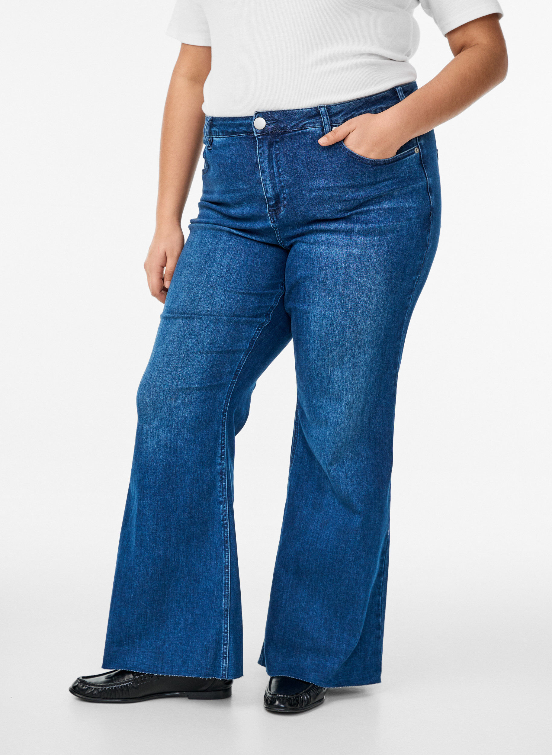 Zizzi Bootcut-Jeans mit hoher Taille, Blau, Model image number 3