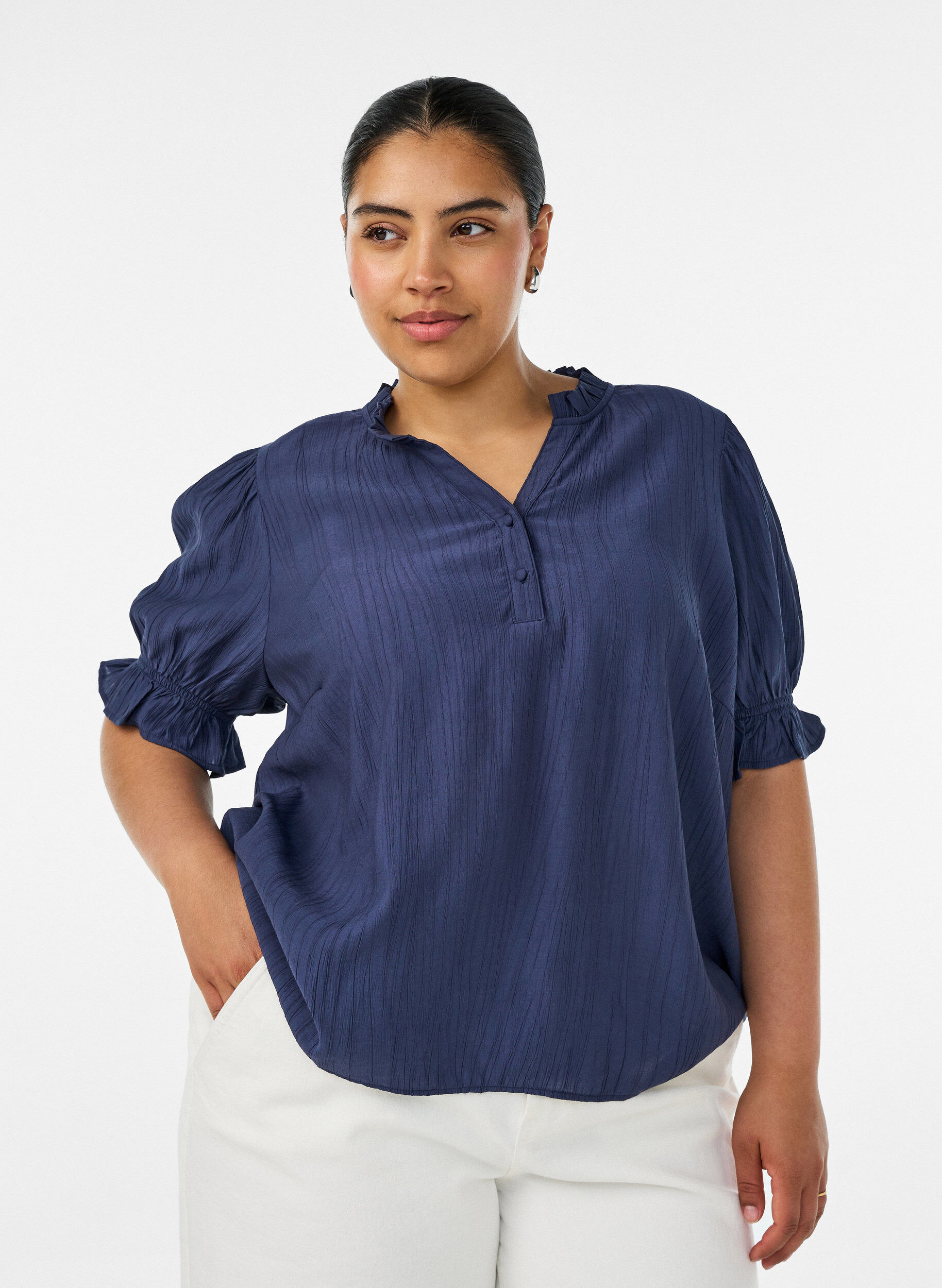 Bluse aus einer gecrinkelten Viskosemischung mit V-Ausschnitt, Blau, Model