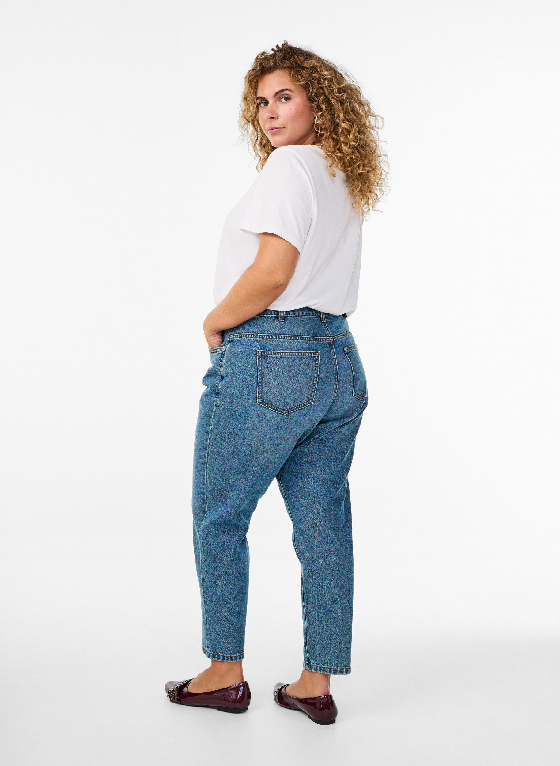 Zizzi Mille Mom-Fit-Jeans mit hoher Taille, Blau, Model image number 1