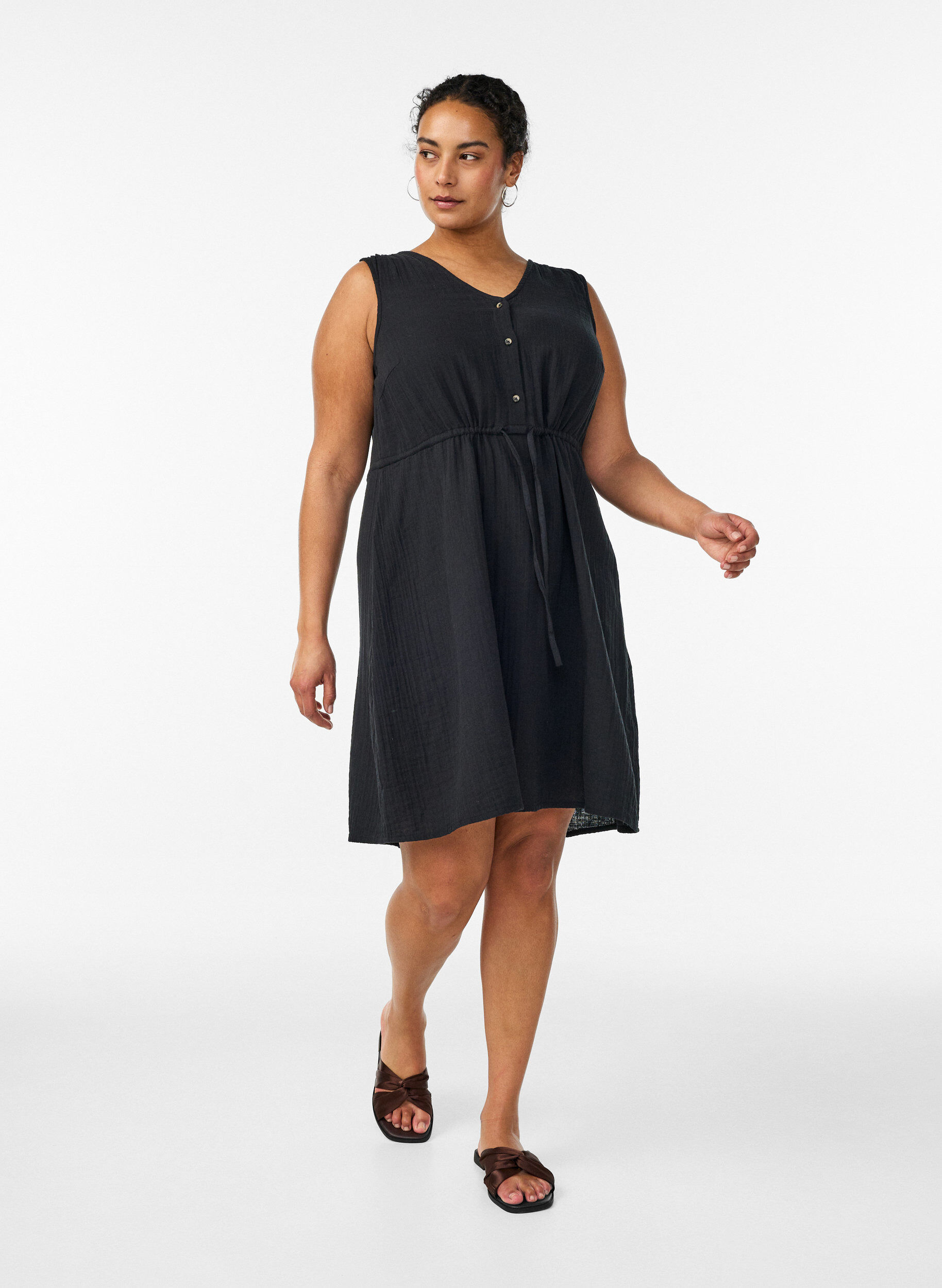 Zizzi &Auml;rmelloses Kleid aus Baumwoll-Musselin mit Bindeband, Schwarz, Model image number 1