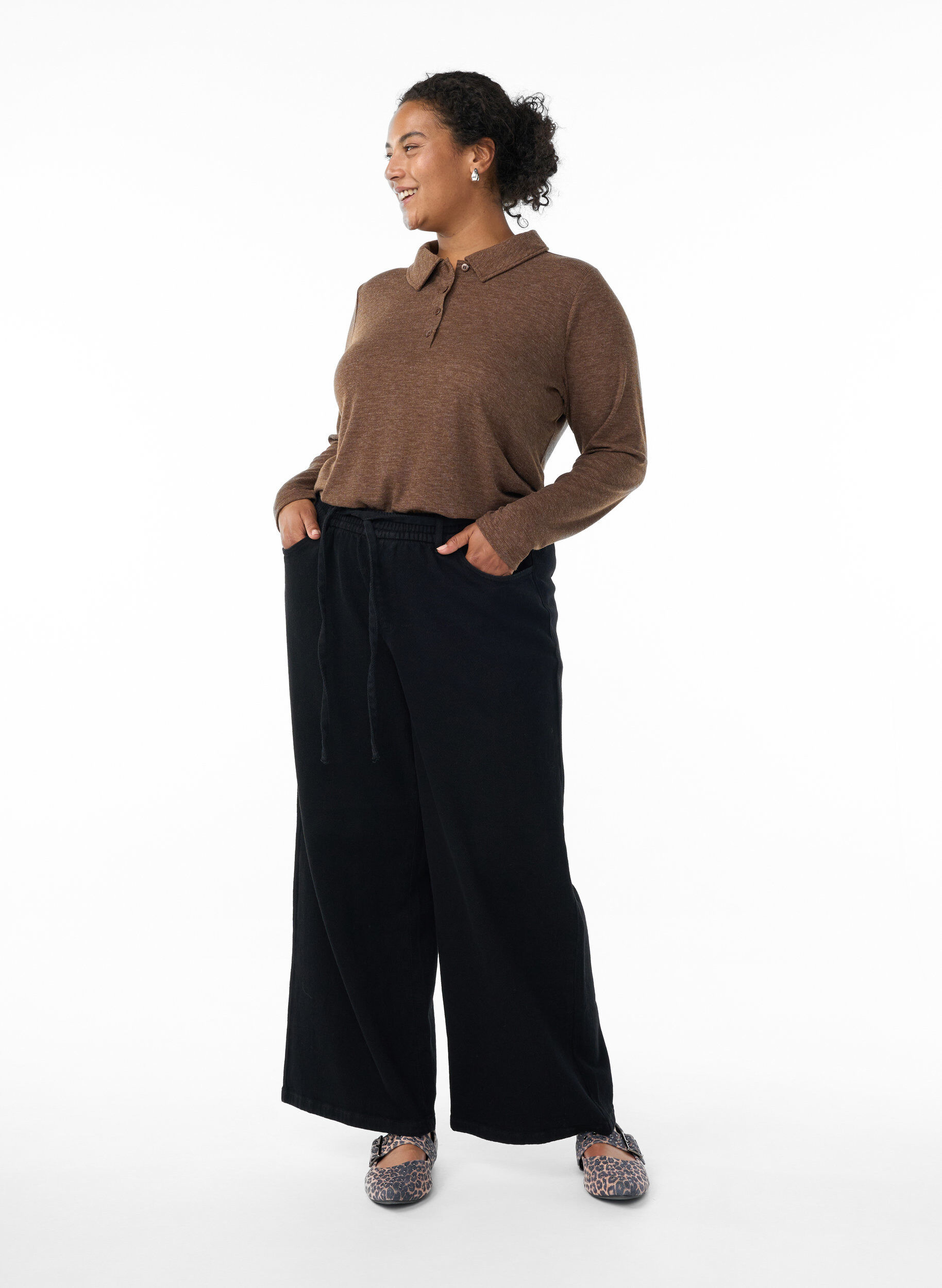 Zizzi Lang&auml;rmliges Poloshirt aus dehnbarem Rippmaterial, Braun, Model image number 1