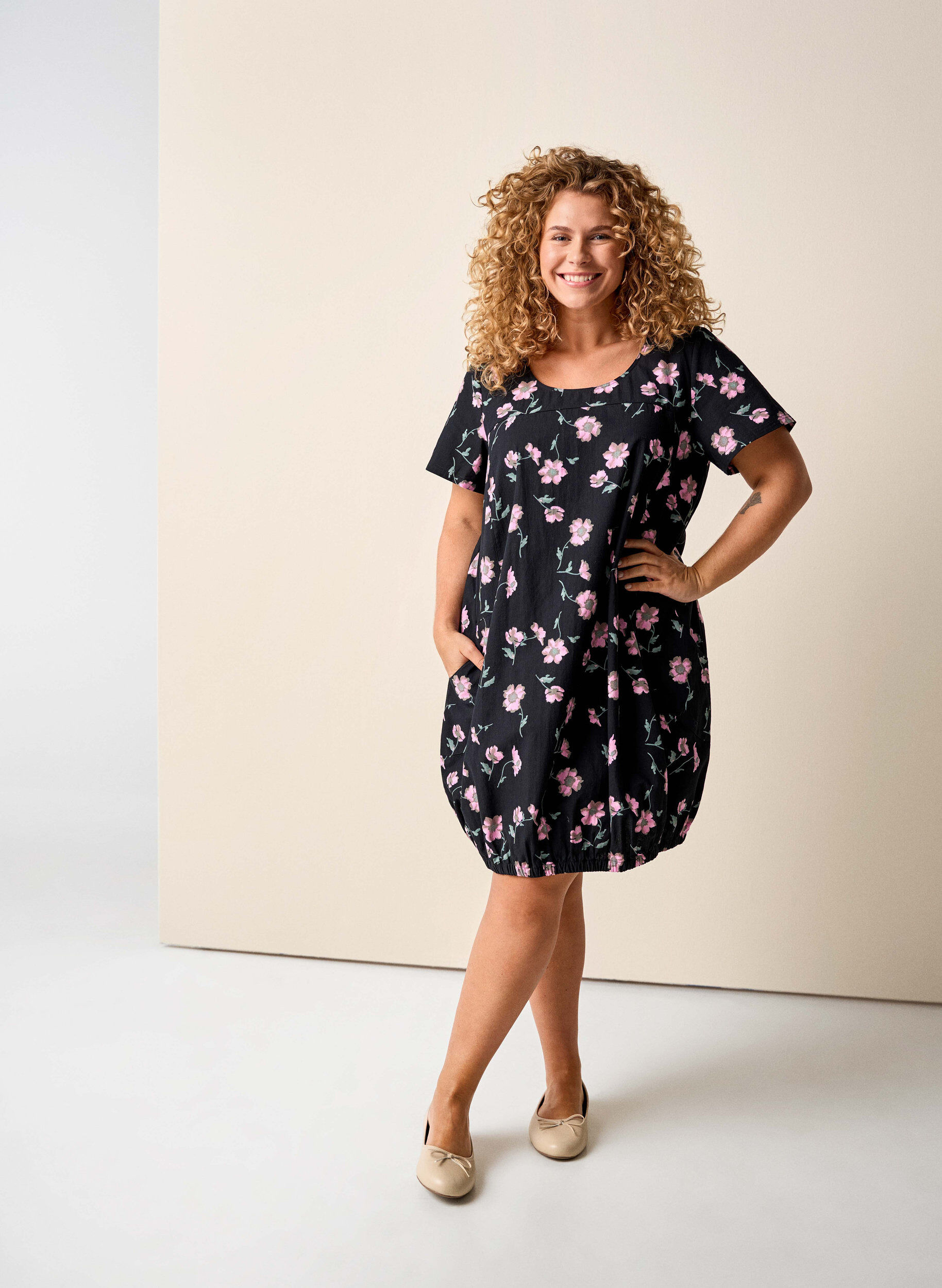 Zizzi Kurz&auml;rmliges Baumwollkleid mit Aufdruck, Schwarz, Image image number 0