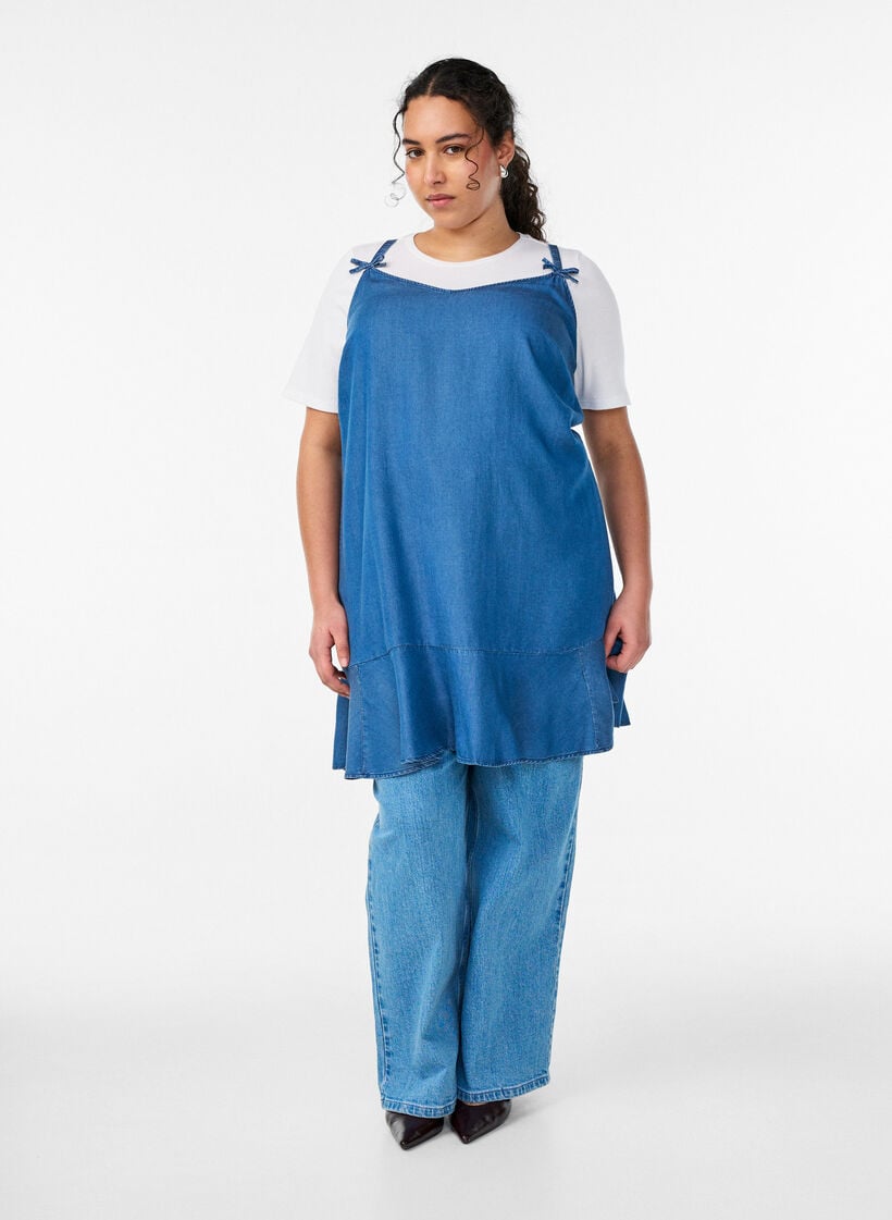 Knielanges Tr&auml;gerkleid aus TENCEL&trade; Lyocell in Denim-Optik, Blau, Model