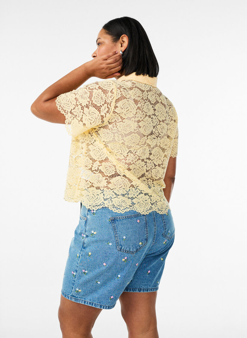 Shorts aus Denim mit bestickten Blumen, Blau, Model image number 2